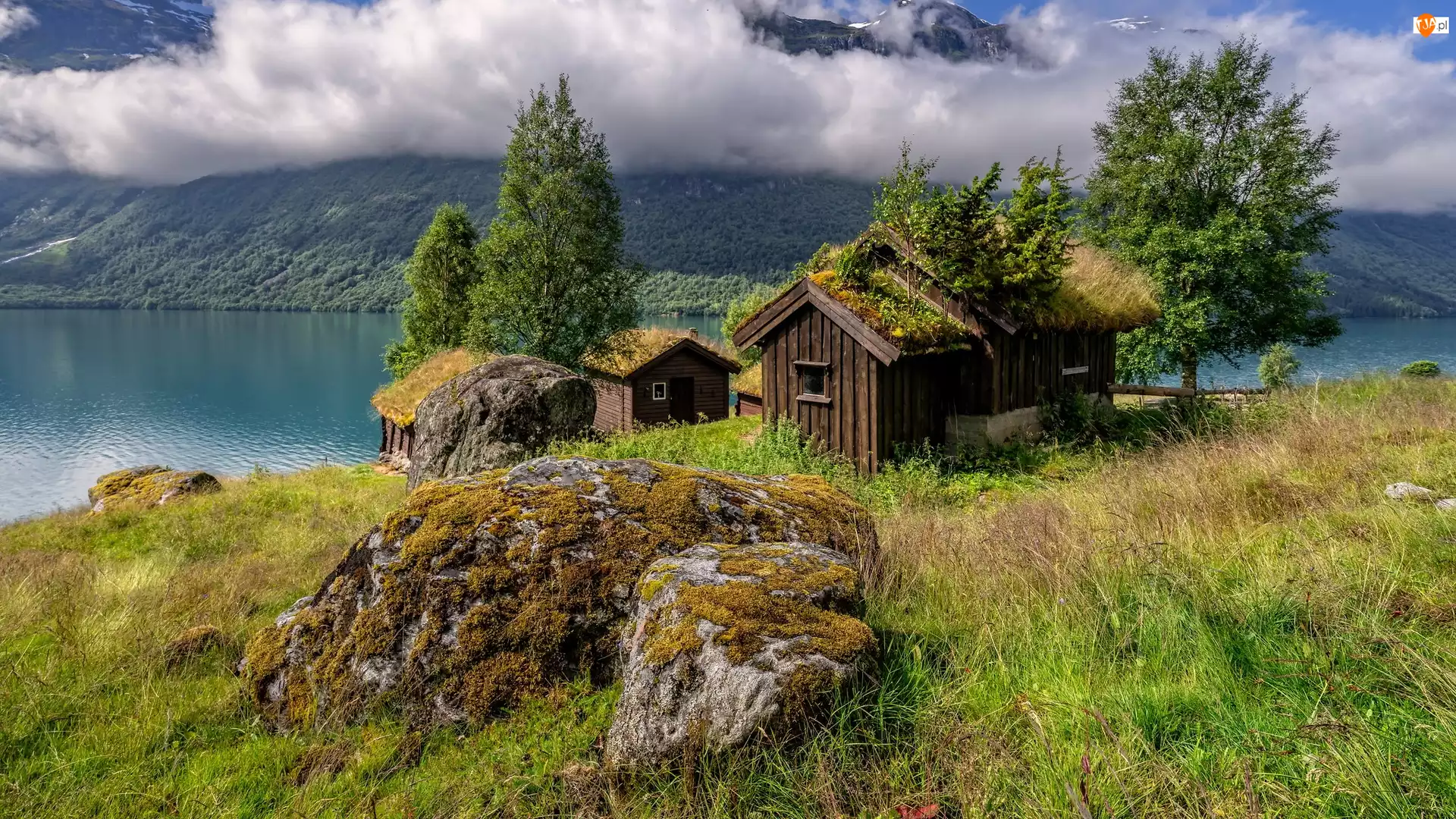 Głazy, Lodalen, Drzewa, Breng seter, Domy, Jezioro, Lovatnet Lake, Norwegia, Chmury