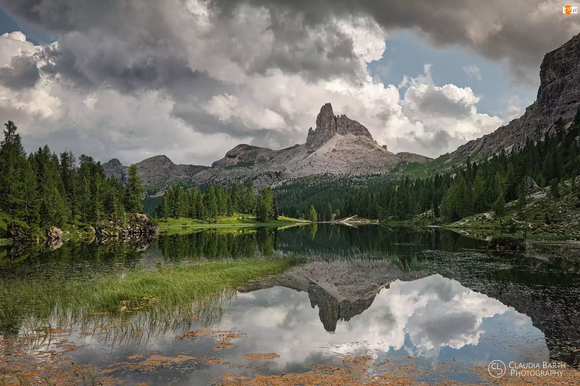 Chmury, Drzewa, Kamienie, Lago Federa, Góry, Włochy, Skały, Dolomity, Jezioro, Trawa