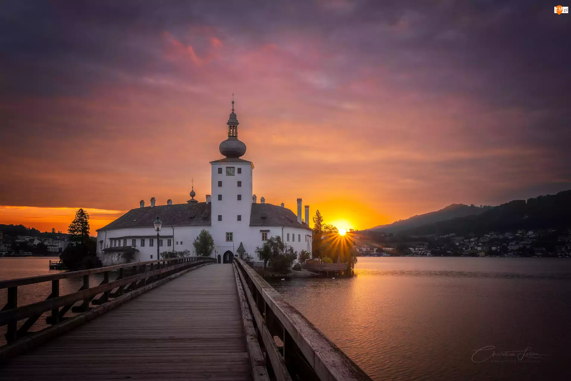 Alpy, Traunsee, Most, Zamek Ort, Salzkammergut, Drzewa, Jezioro, Austria, Schloss Ort, Góry, Wschód Słońca