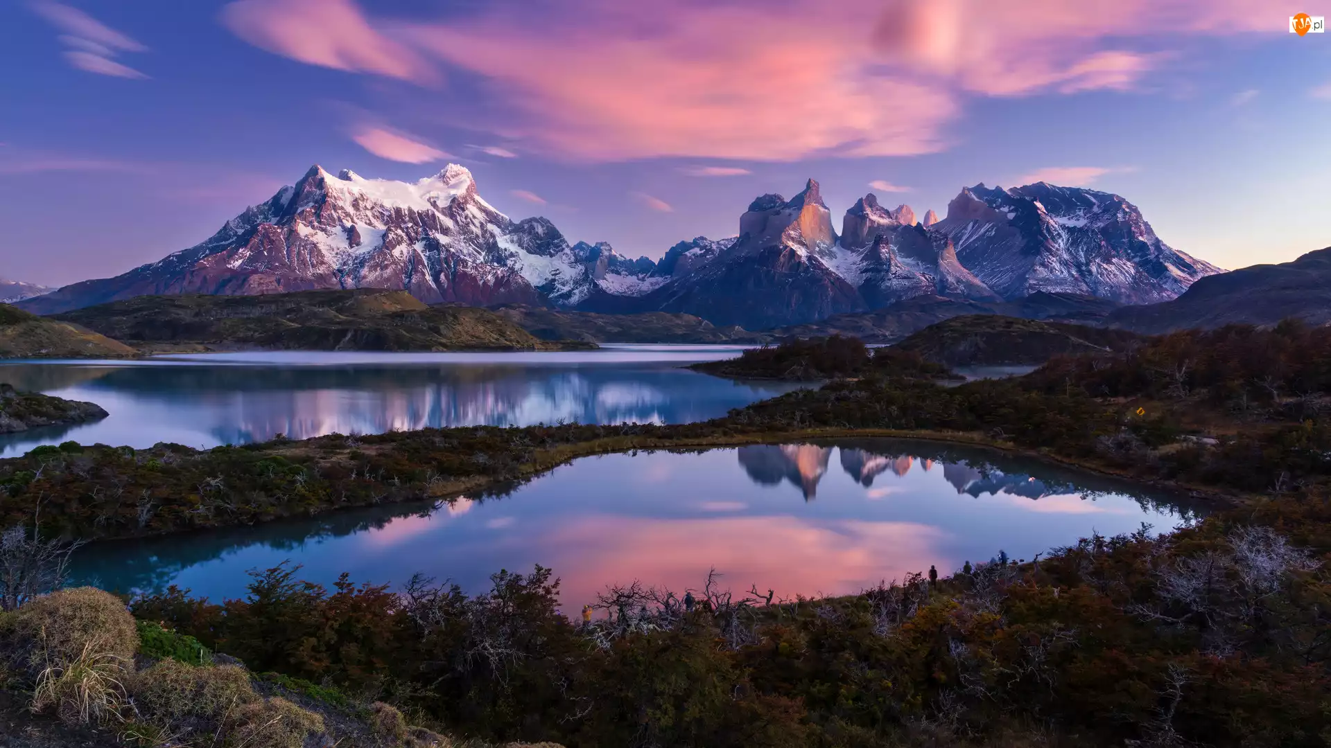 Chile, Śnieg, Patagonia, Zachód słońca, Park Narodowy Torres del Paine, Jezioro, Roślinność, Góry, Niebo