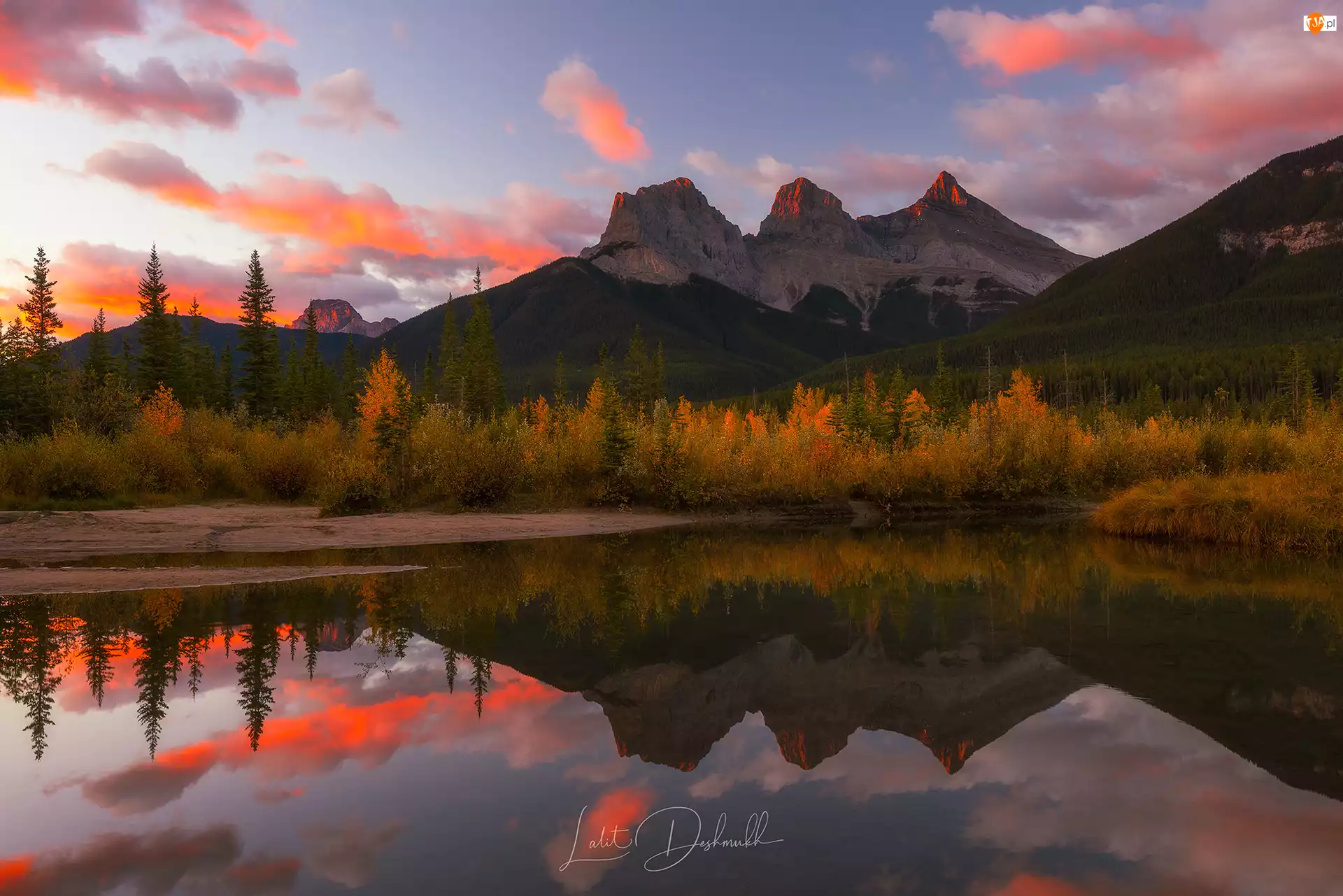 Park Narodowy Banff, Jezioro, Drzewa, Moraine Lake, Alberta, Jesień, Kanadyjskie Góry Skaliste, Kanada, Pożółkłe, Kolumbia Brytyjska, Wschód słońca