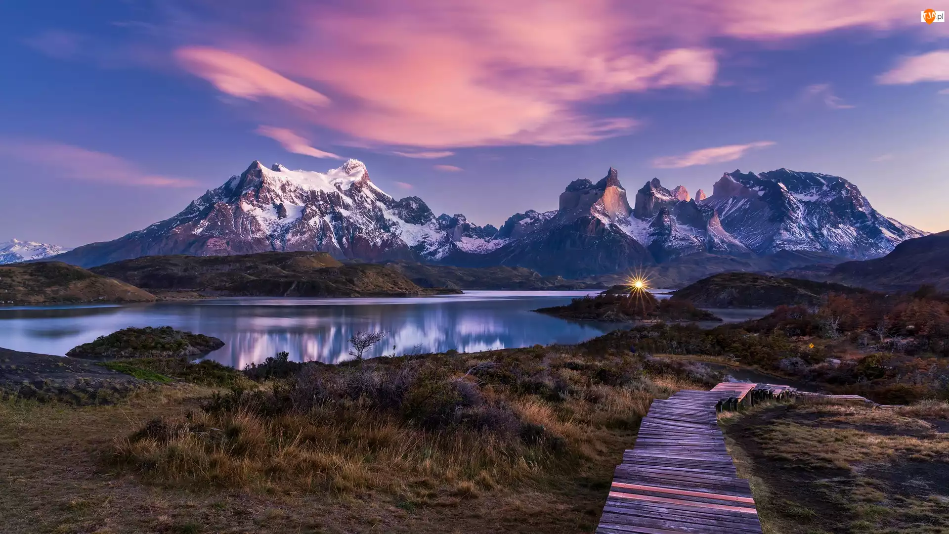 Chile, Ośnieżone, Patagonia, Chmury, Park Narodowy Torres del Paine, Jezioro, Roślinność, Góry, Kładka