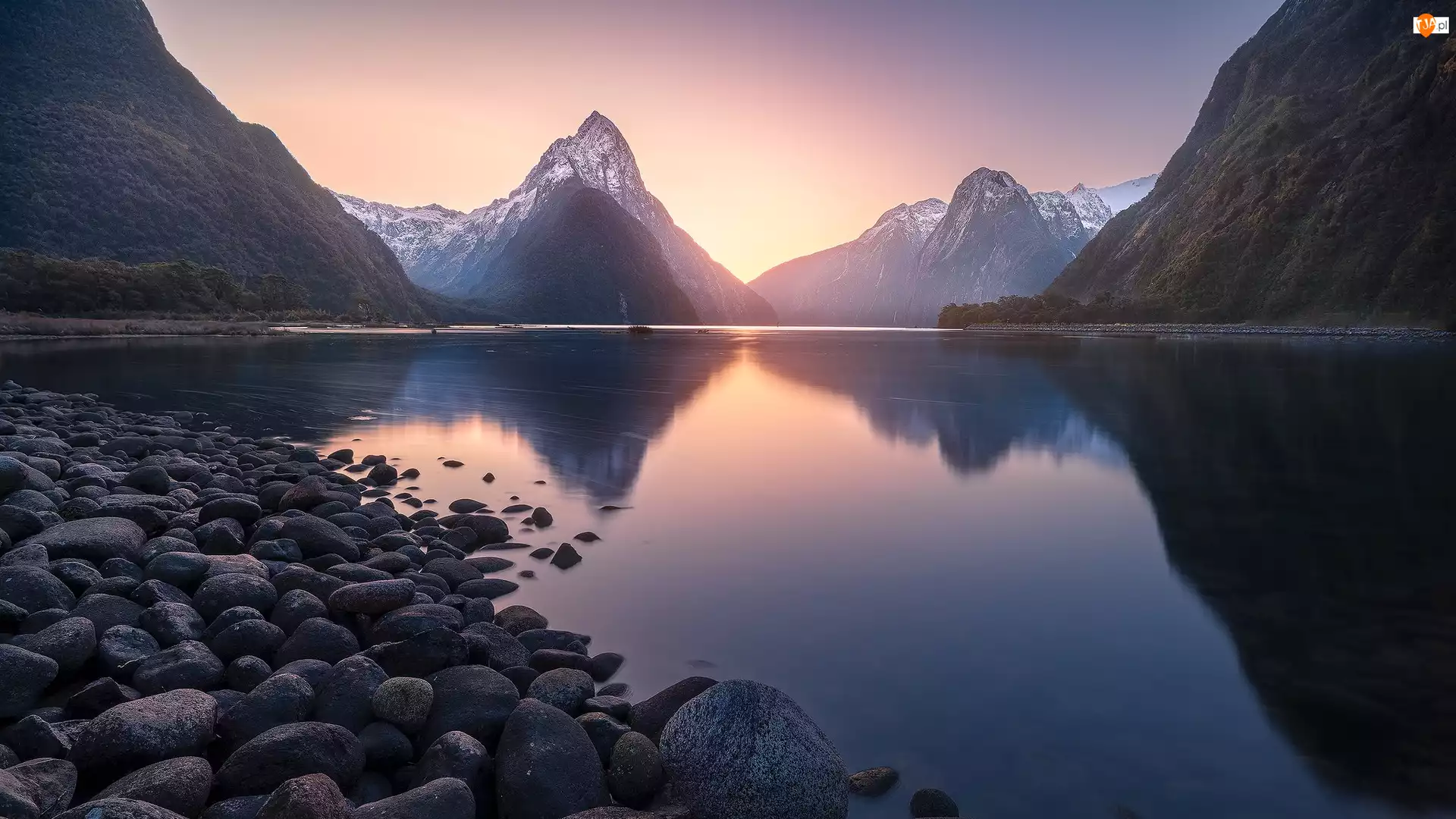 Zatoka Milforda, Fiord Milford, Park Narodowy Fiordland, Nowa Zelandia, Kamienie, Alpy Południowe, Góry