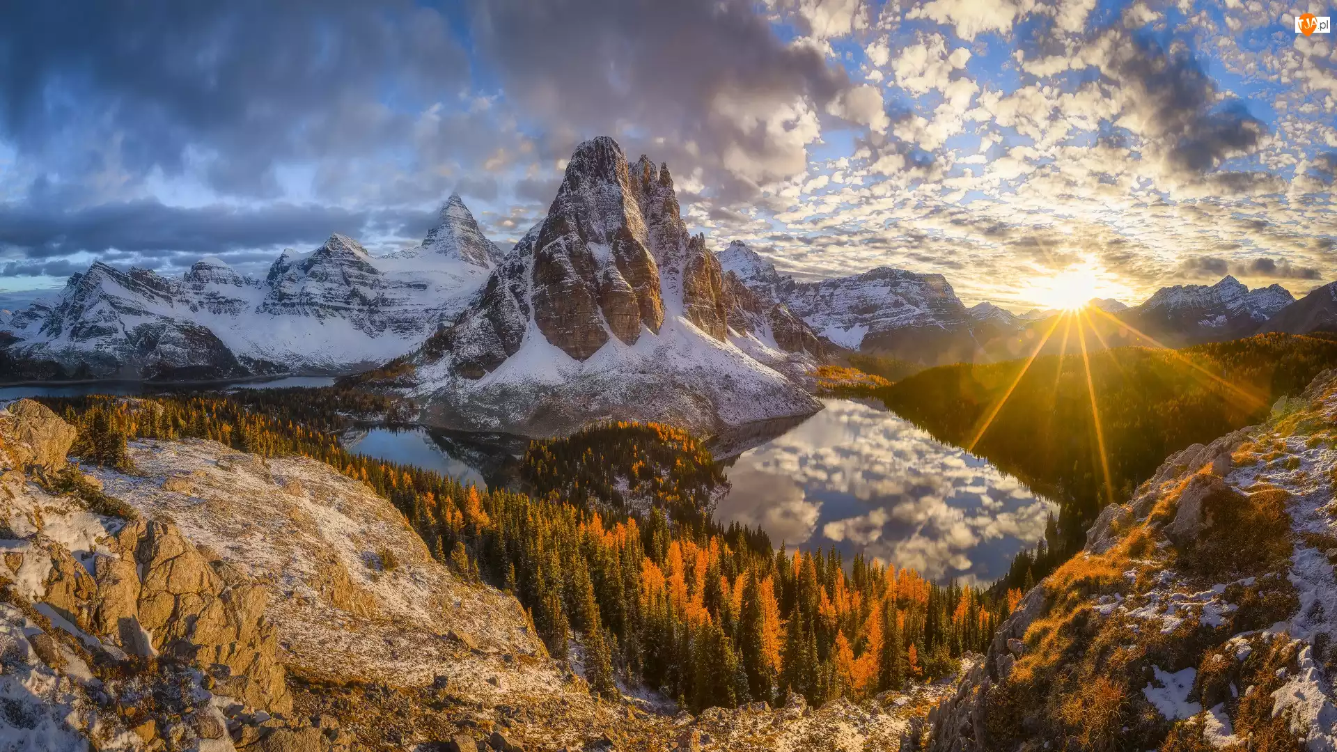 Jesień, Jeziora, Drzewa, Skały, Góry Skaliste, Chmury, Góry, Kanada, Śnieg, Mt Assiniboine, Zachód słońca