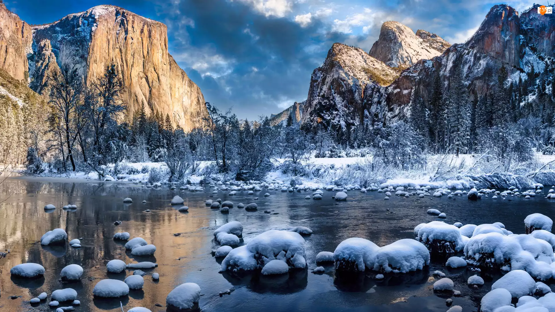 Niebo, Góry, Kamienie, Stany Zjednoczone, Chmury, Zima, Rzeka, Śnieg, Park Narodowy Yosemite, Merced River, Drzewa, Kalifornia