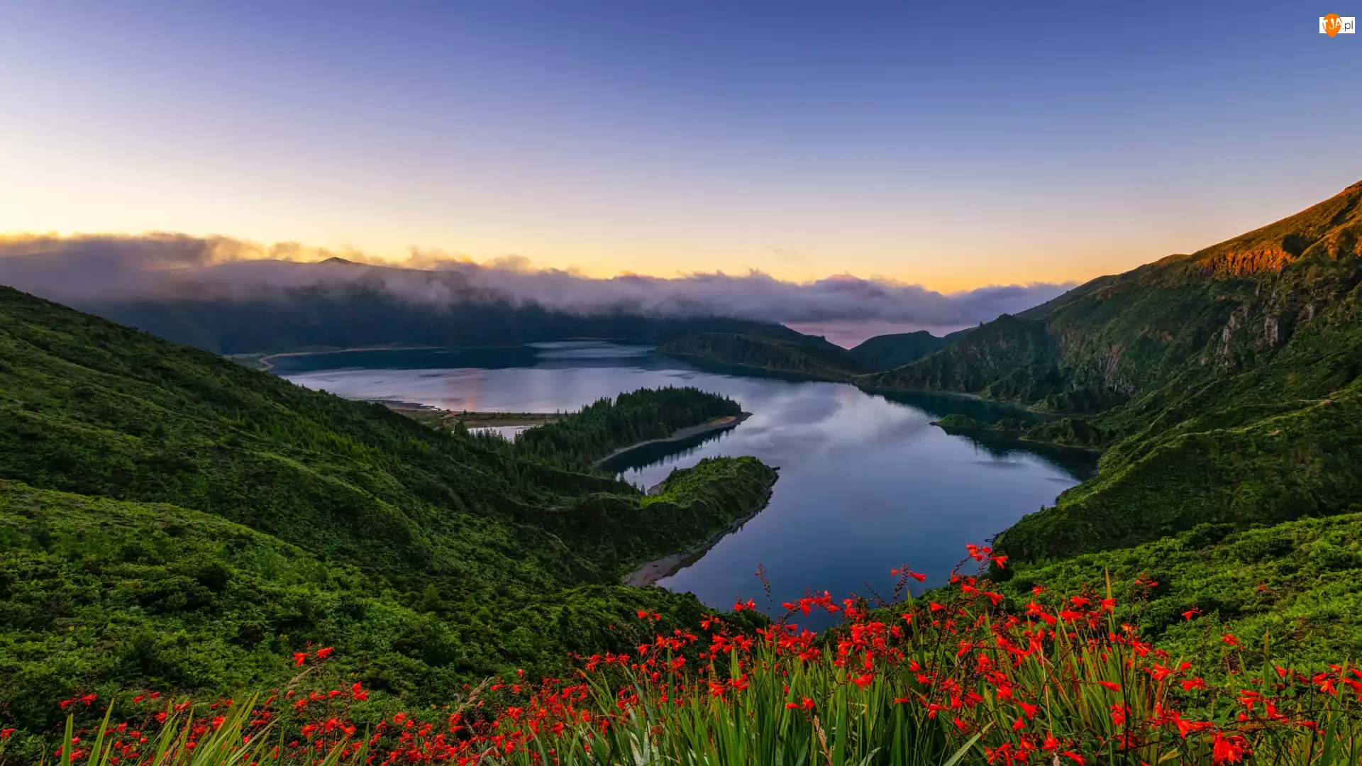 Wyspa Sao Miguel, Jezioro, Chmury, Azory, Lagoa do Fogo, Drzewa, Portugalia, Góry