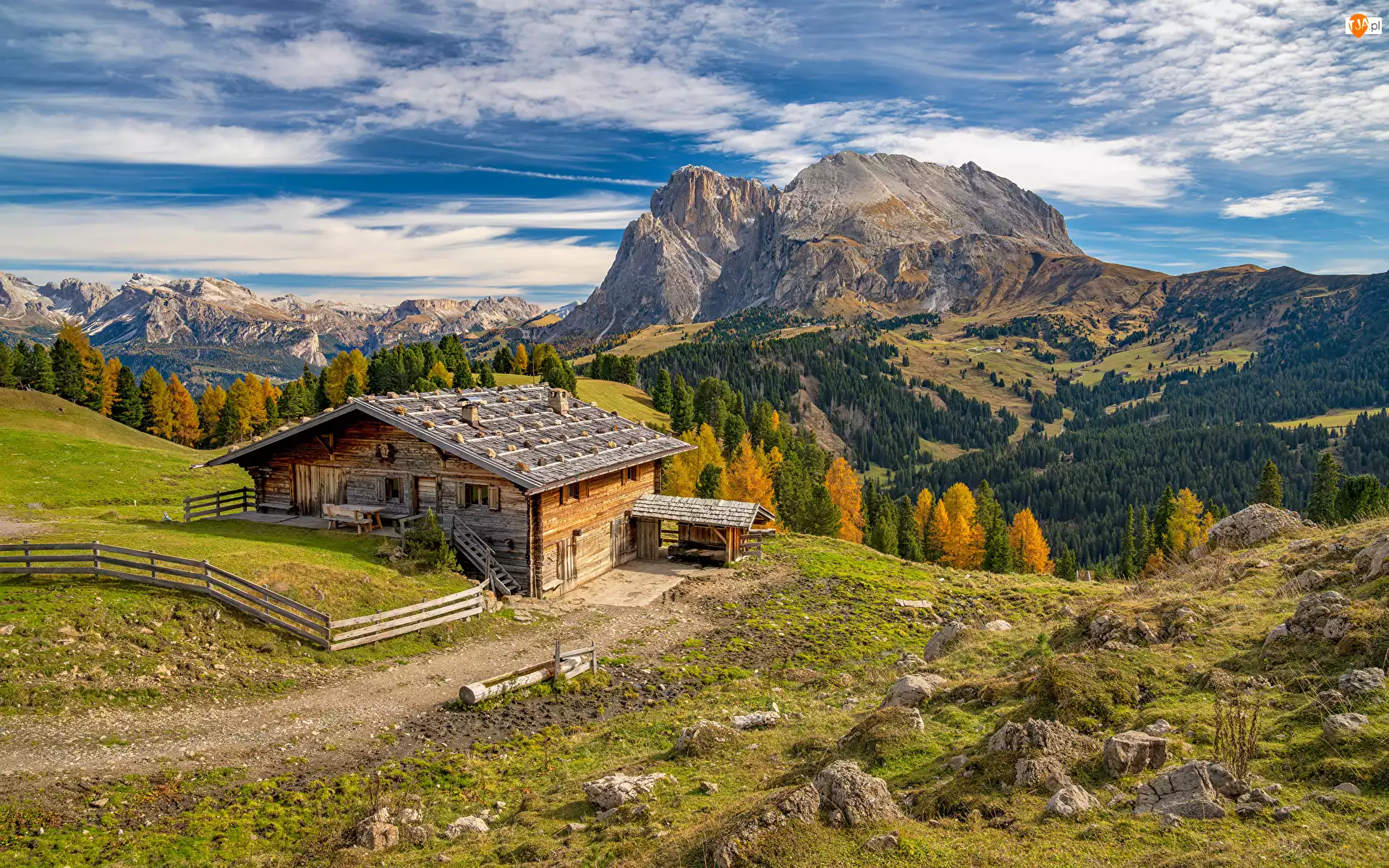 Kamienie, Południowy Tyrol, Ogrodzenie, Drzewa, Dom, Góry, Dolomity, Włochy, Sassolungo