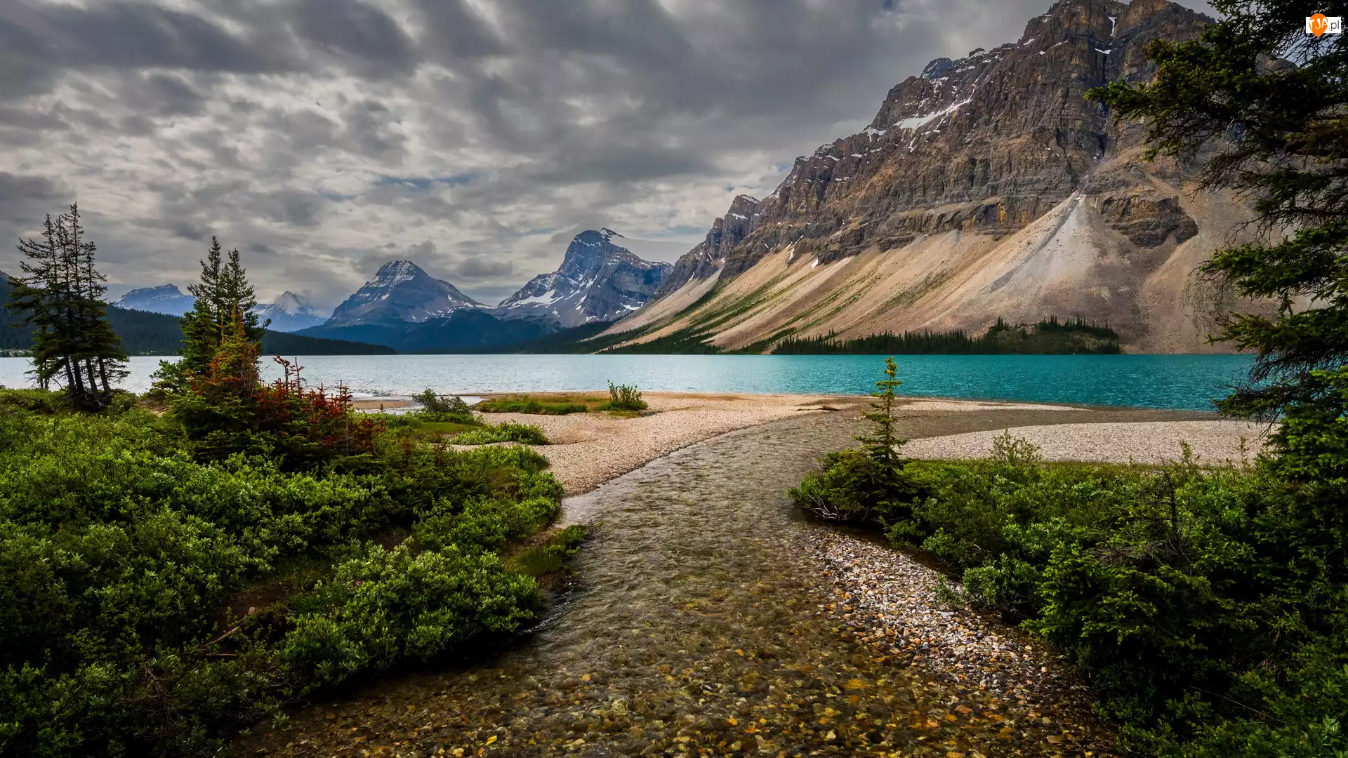 Drzewa, Park Narodowy Banff, Bow Lake, Chmury, Góry, Kamienie, Kanada, Jezioro