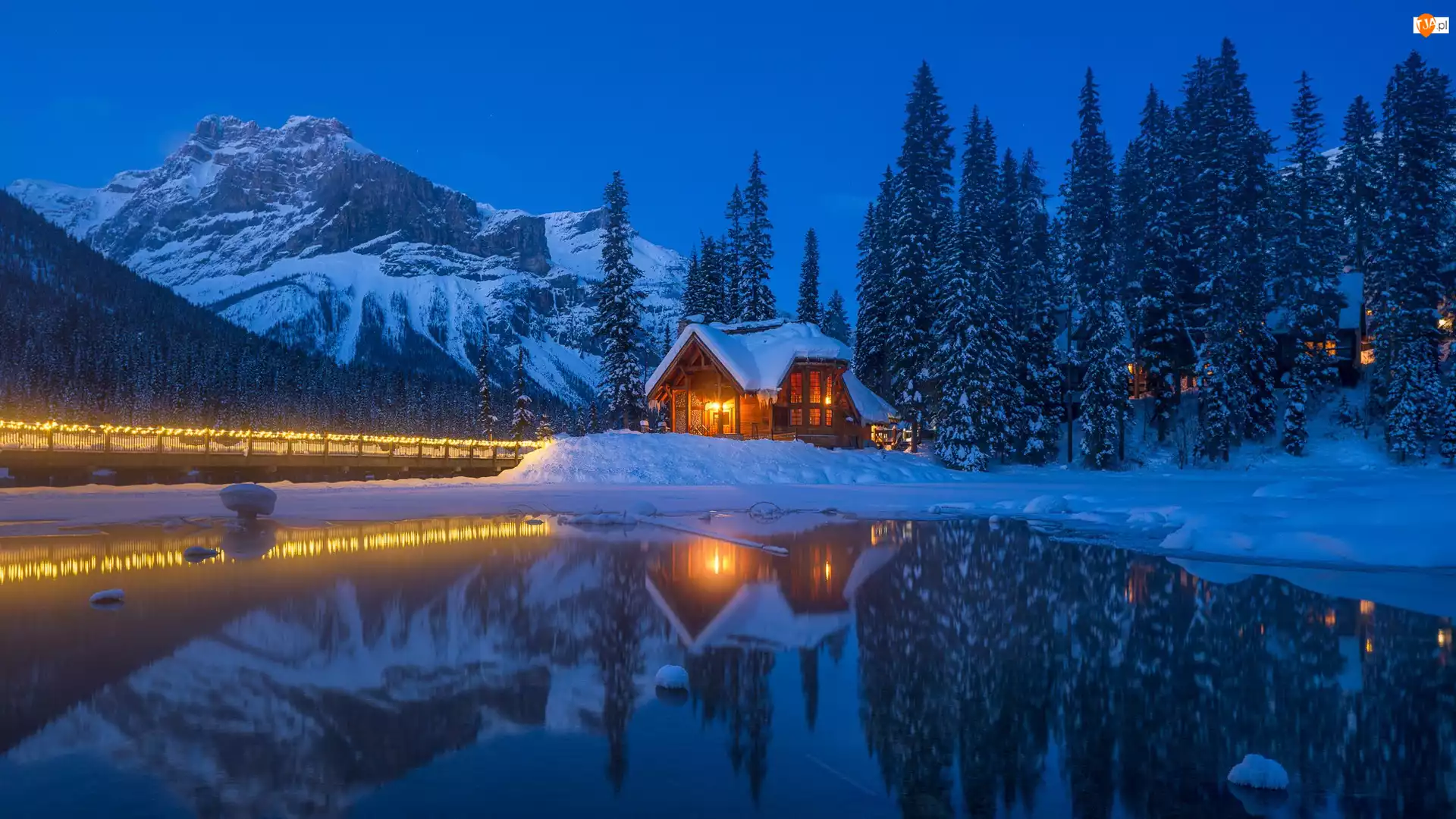 Jezioro, Góry, Oświetlony, Dom, Alberta, Zima, Emerald Lake, Kanada, Most, Park Narodowy Yoho, Drzewa