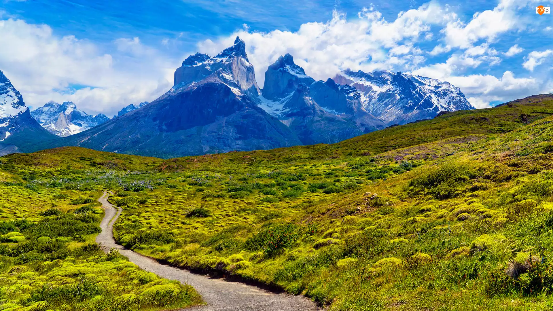 Chile, Park Narodowy Torres del Paine, Zachód słońca, Chmury, Masyw, Góry, Droga, Torres del Paine, Łąka, Patagonia