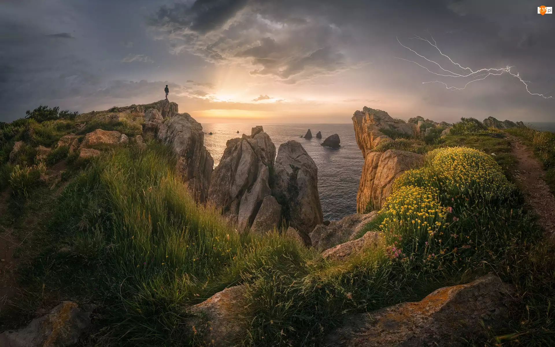 Wybrzeże, Skały, Błyskawica, Zachód słońca, Kantabria, Piorun, Costa Quebrada, Hiszpania, Chmury, Morze, Człowiek