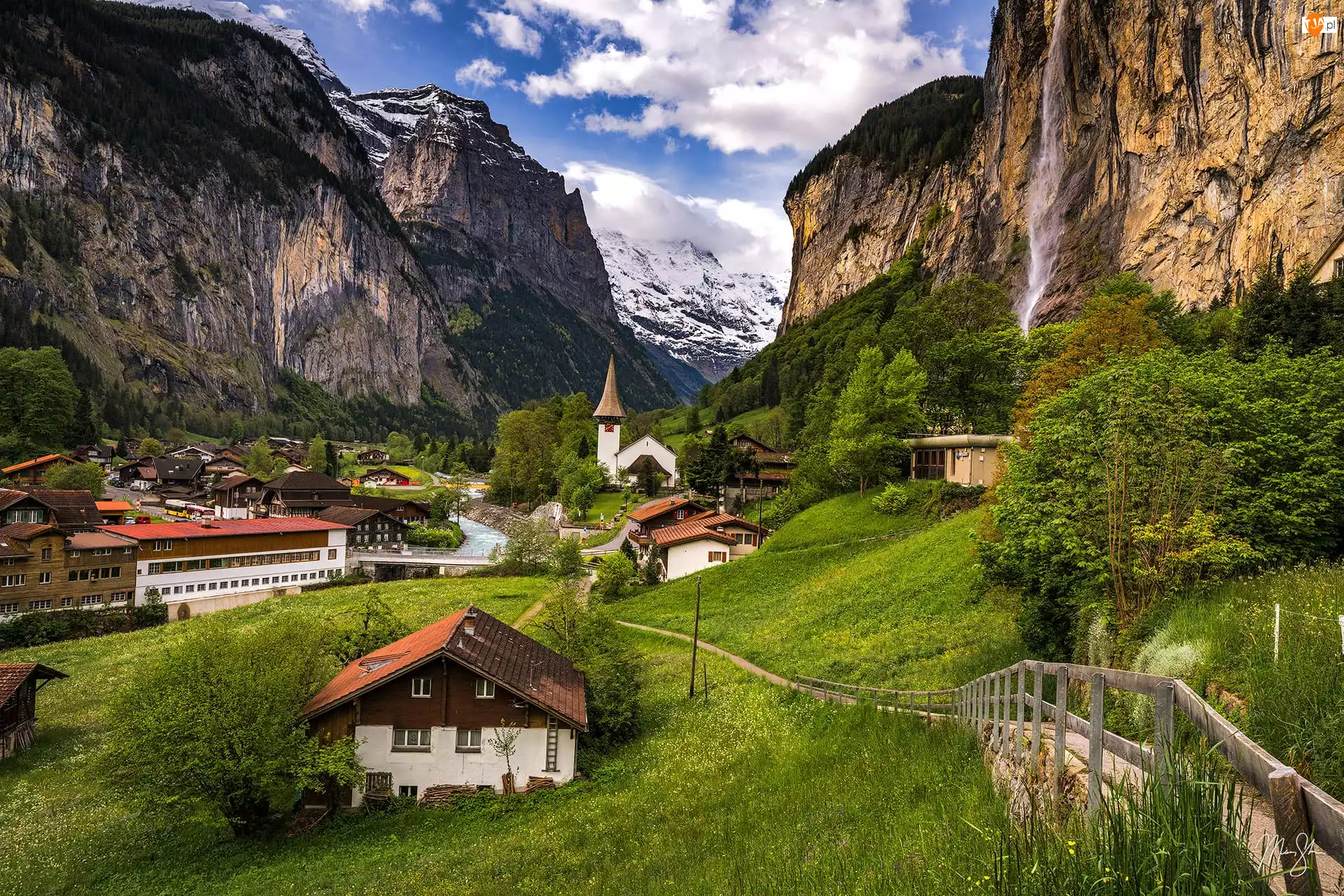 Szwajcaria, Kościół, Gmina Lauterbrunnen, Drzewa, Góry, Dolina Lauterbrunnental, Domy, Wodospad Staubbach, Droga, Kanton Berno