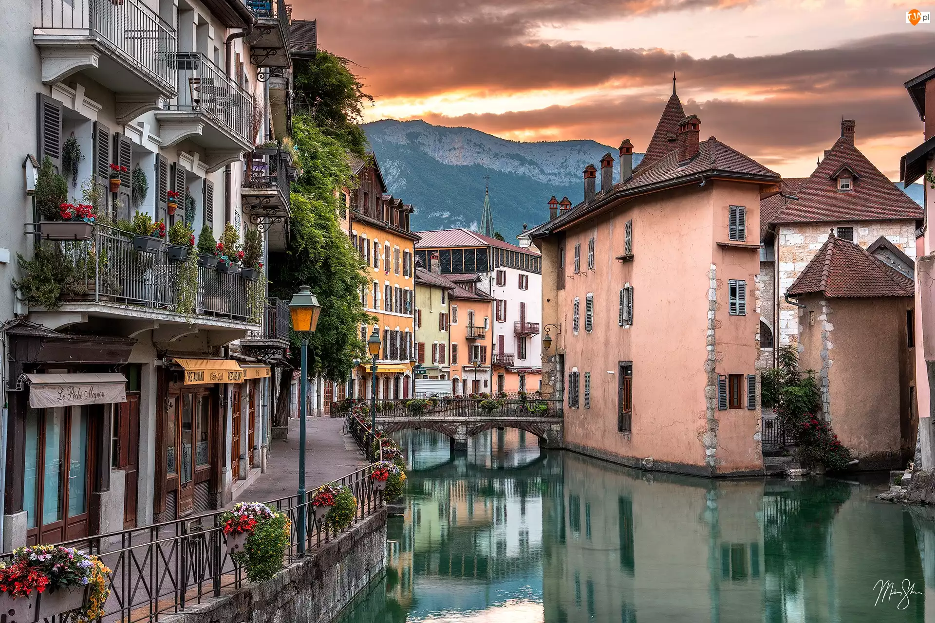 Most, Francja, Domy, Góry, Miasto, Kanał, Chmury, Annecy