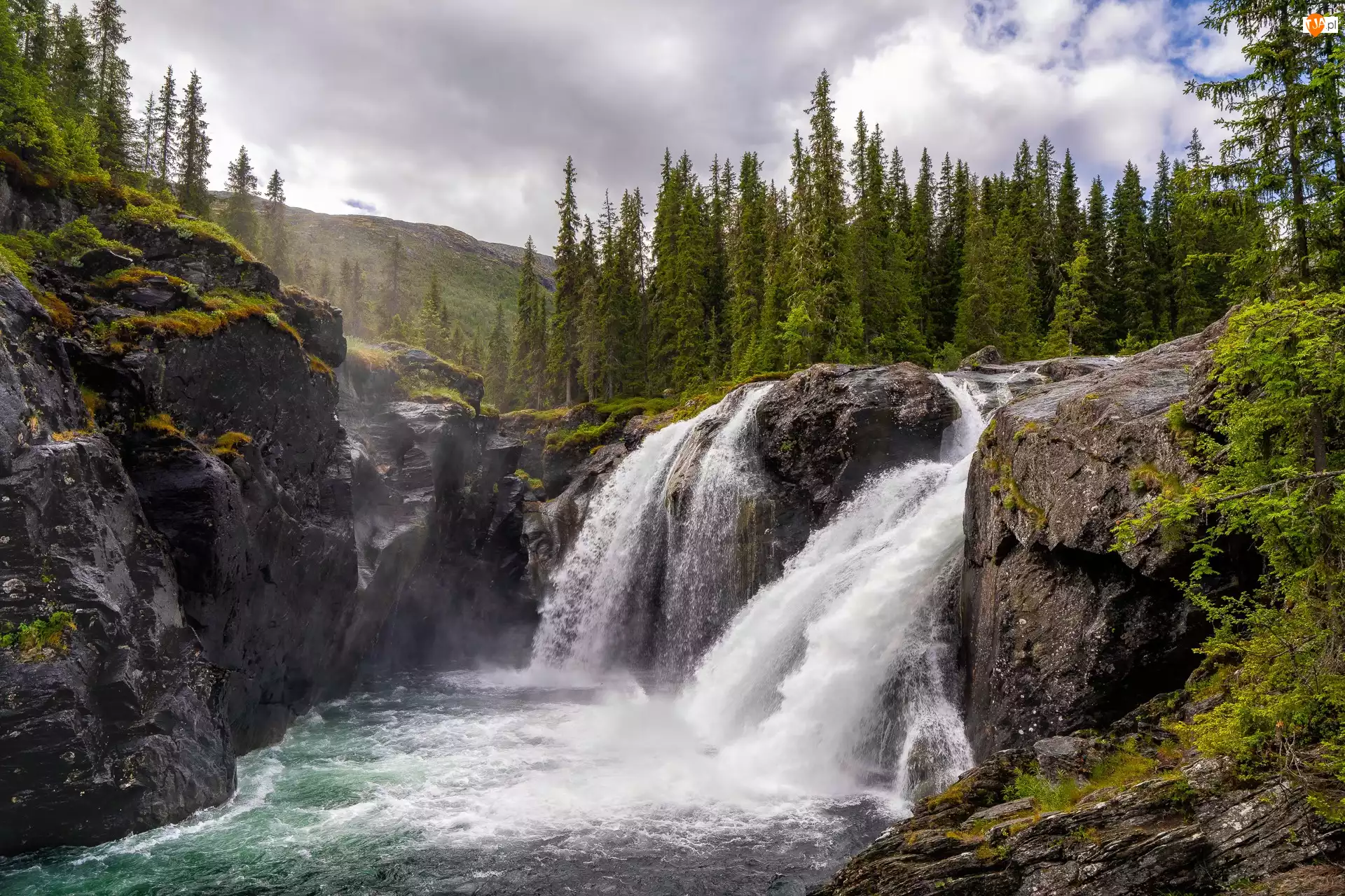 Las, Norwegia, Rjukandefossen, Drzewa, Hemsedal, Skały, Chmury, Wodospad