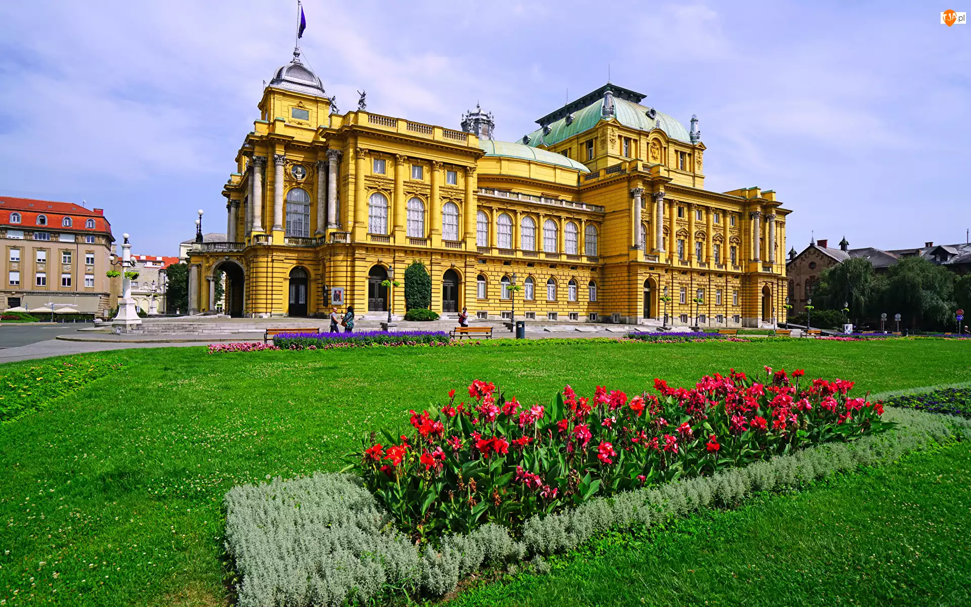 Zagrzeb, Chorwacja, Chorwacki Teatr Narodowy, Kwiaty, Teatr, Trawnik