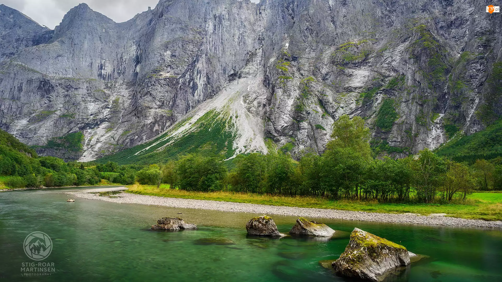 Romsdalen, Norwegia, Drzewa, Głazy, Góry Trolltindene, Rzeka