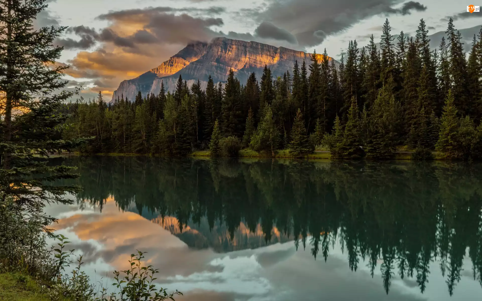 Kanada, Góra Mount Rundle, Alberta, Drzewa, Odbicie, Jezioro, Two Jack Lake, Góry, Park Narodowy Banff