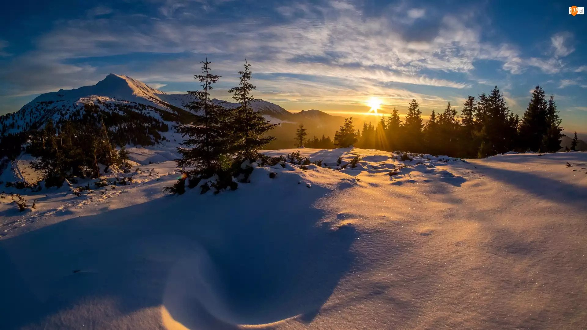 Góry, Drzewa, Zachód słońca, Zima, Niebo, Śnieg, Zaspy
