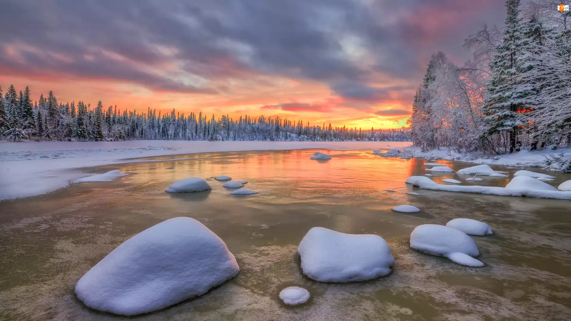 Drzewa, Rzeka, Ośnieżone, Zachód słońca, Kamienie, Zima