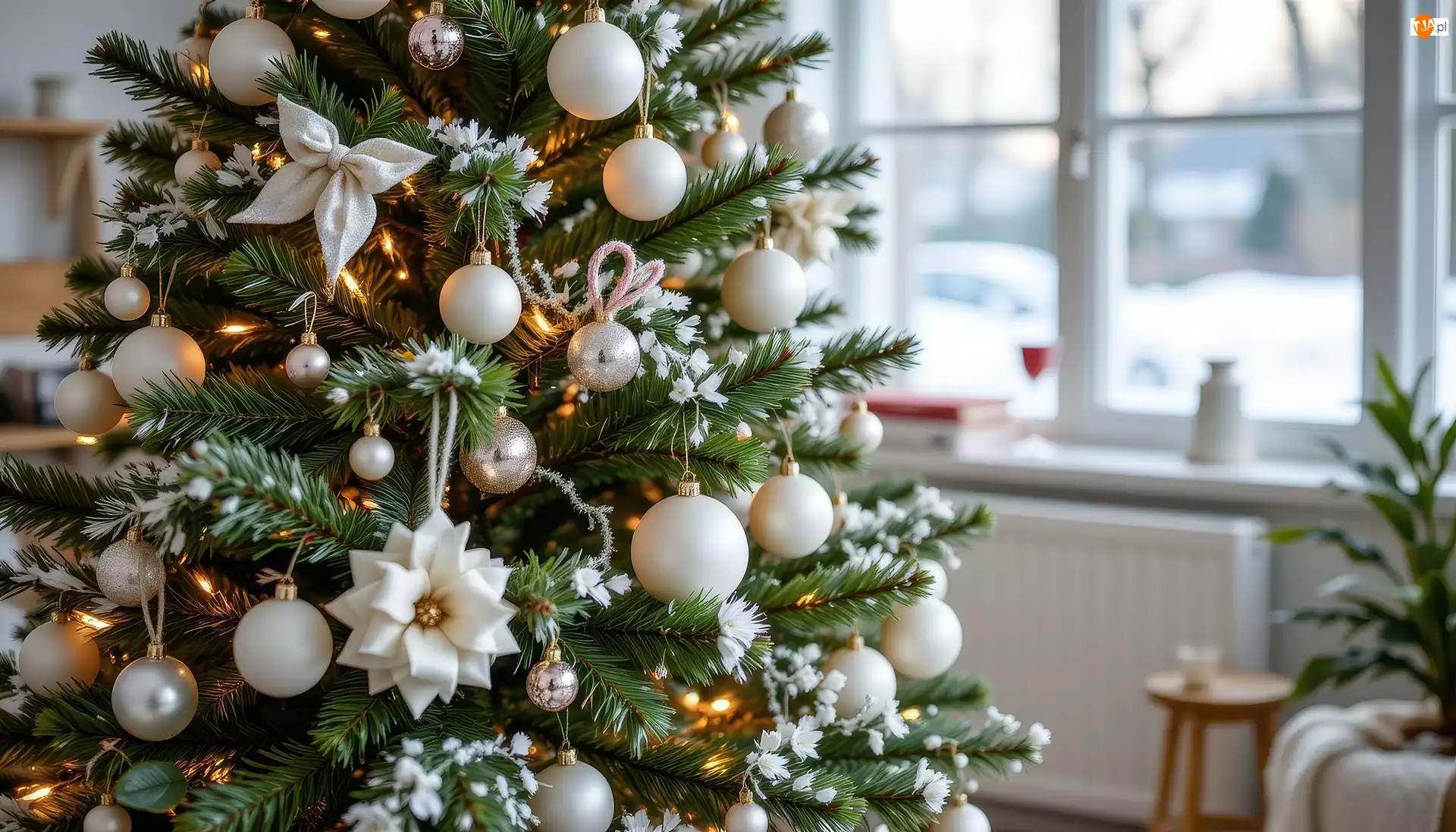 Białe, Ozdoby, Grafika AI, Choinka, Boże Narodzenie, Okno, Bombki