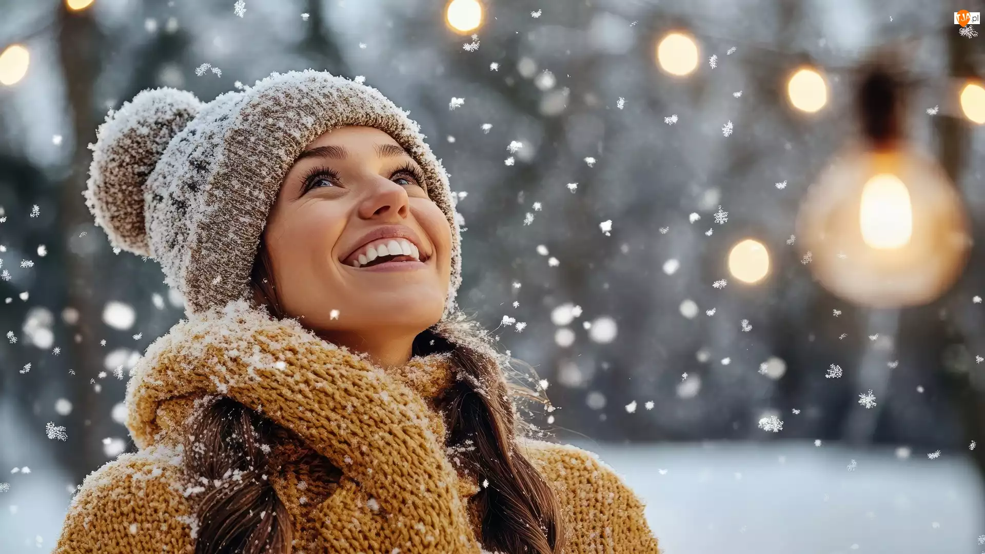 Długowłosa, Szatynka, Szal, Kobieta, Czapka, Śnieg, Uśmiech