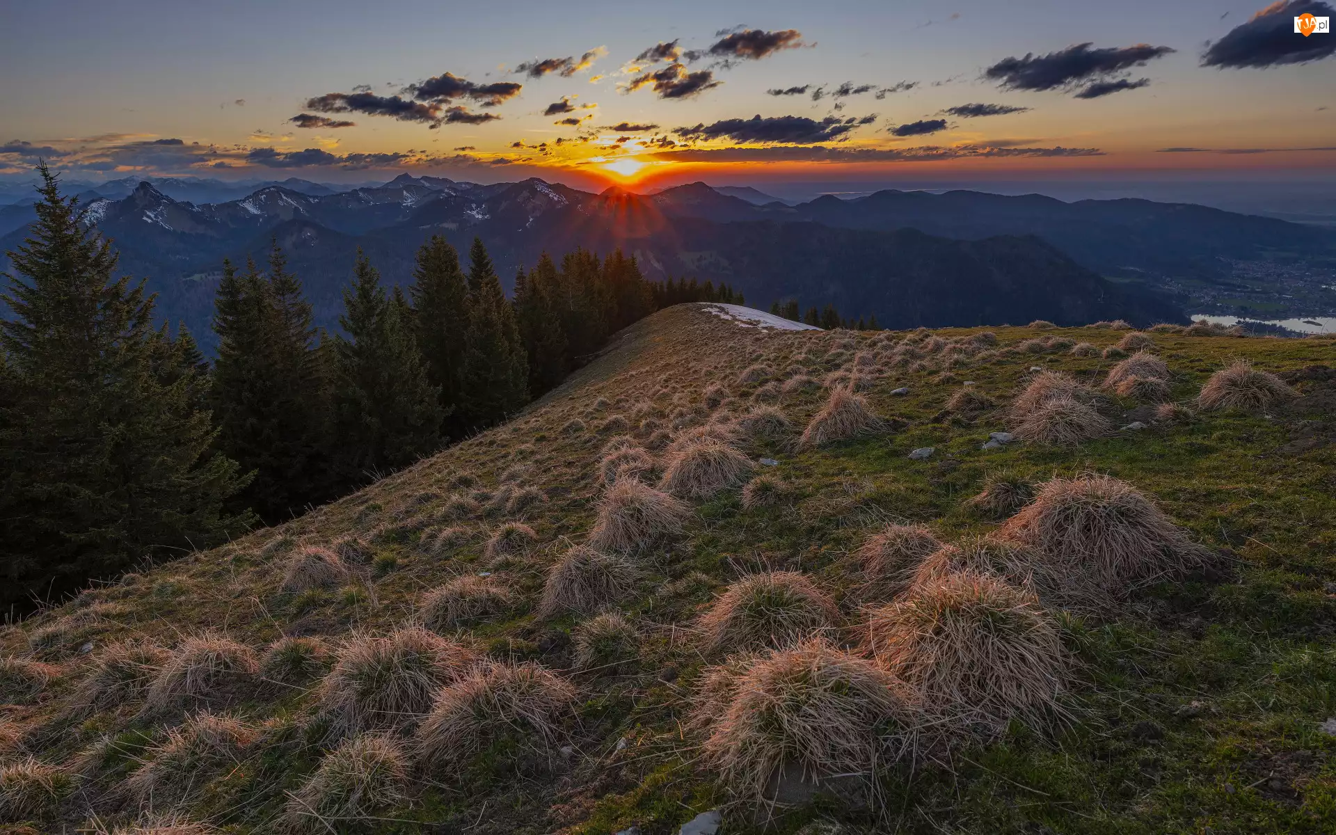 Trawa, Góry, Kępki, Chmury, Drzewa, Sucha, Zachód słońca, Las