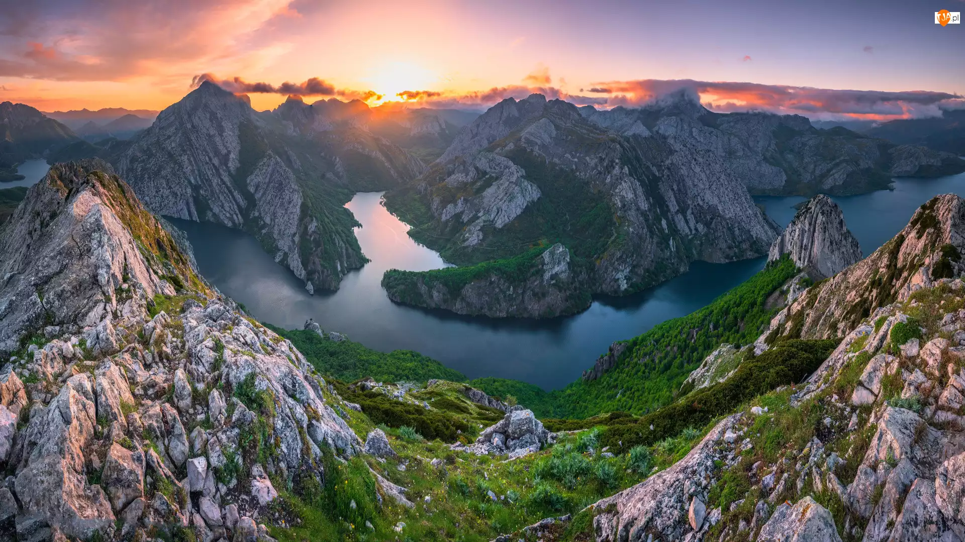 Prowincja Leon, Hiszpania, Góry Kantabryjskie, Jezioro, Miejscowość Riano, Zbiornik Riano