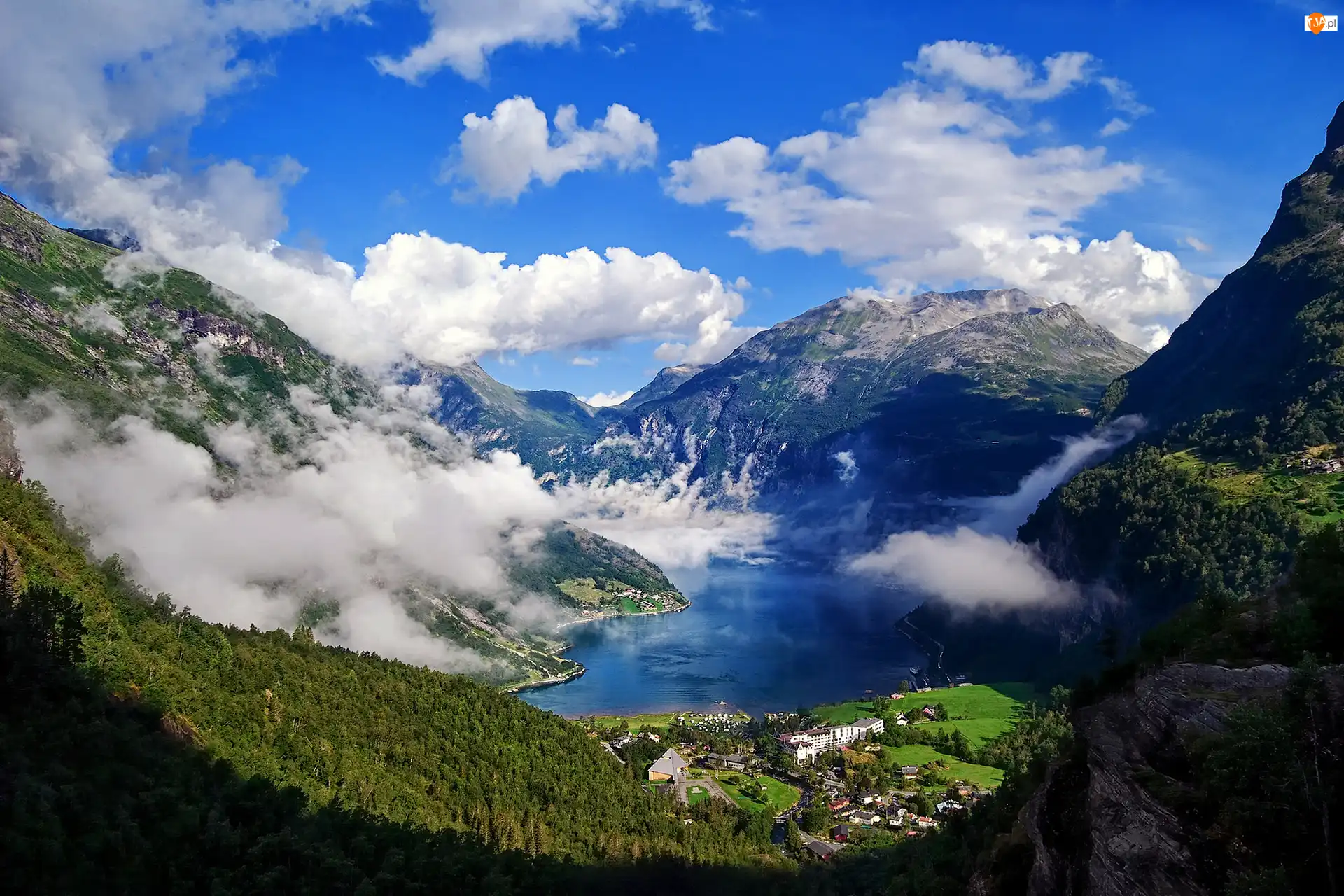 Malowniczy, Fiord Geiranger, Mgła, Norwegia, Skały, Góry, Wioska