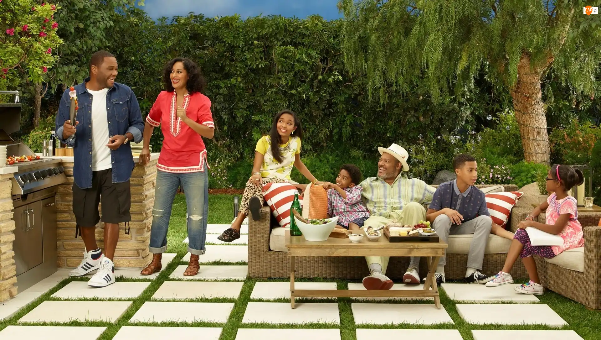 Spotkanie, Czarno to widzę, Rodzinne, Laurence Fishburne, Grill, Black-is, Anthony Anderson, Serial, Jenifer Lewis