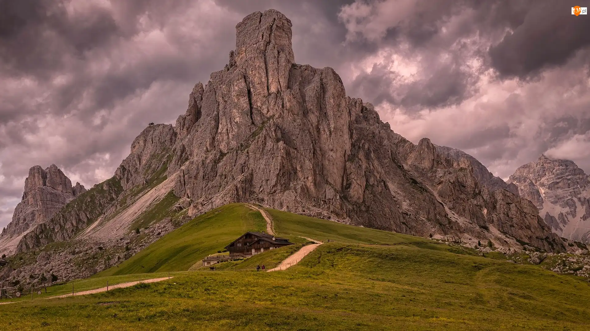 Włochy, Dolomity, Chmury, Droga, Domy, Przełęcz, Passo di Giau, Góry, Prowincja Belluno