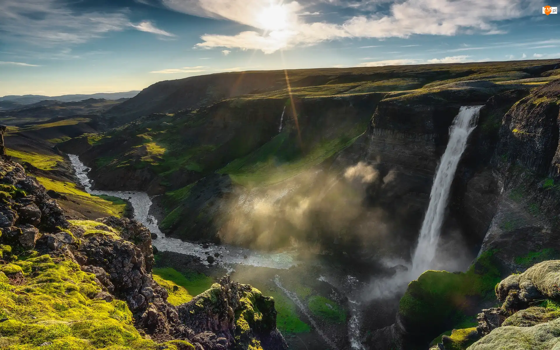 Góry, Wodospad, Rzeka Fossa, Promienie słońca, Haifoss Falls, Skały, Islandia, Wąwóz