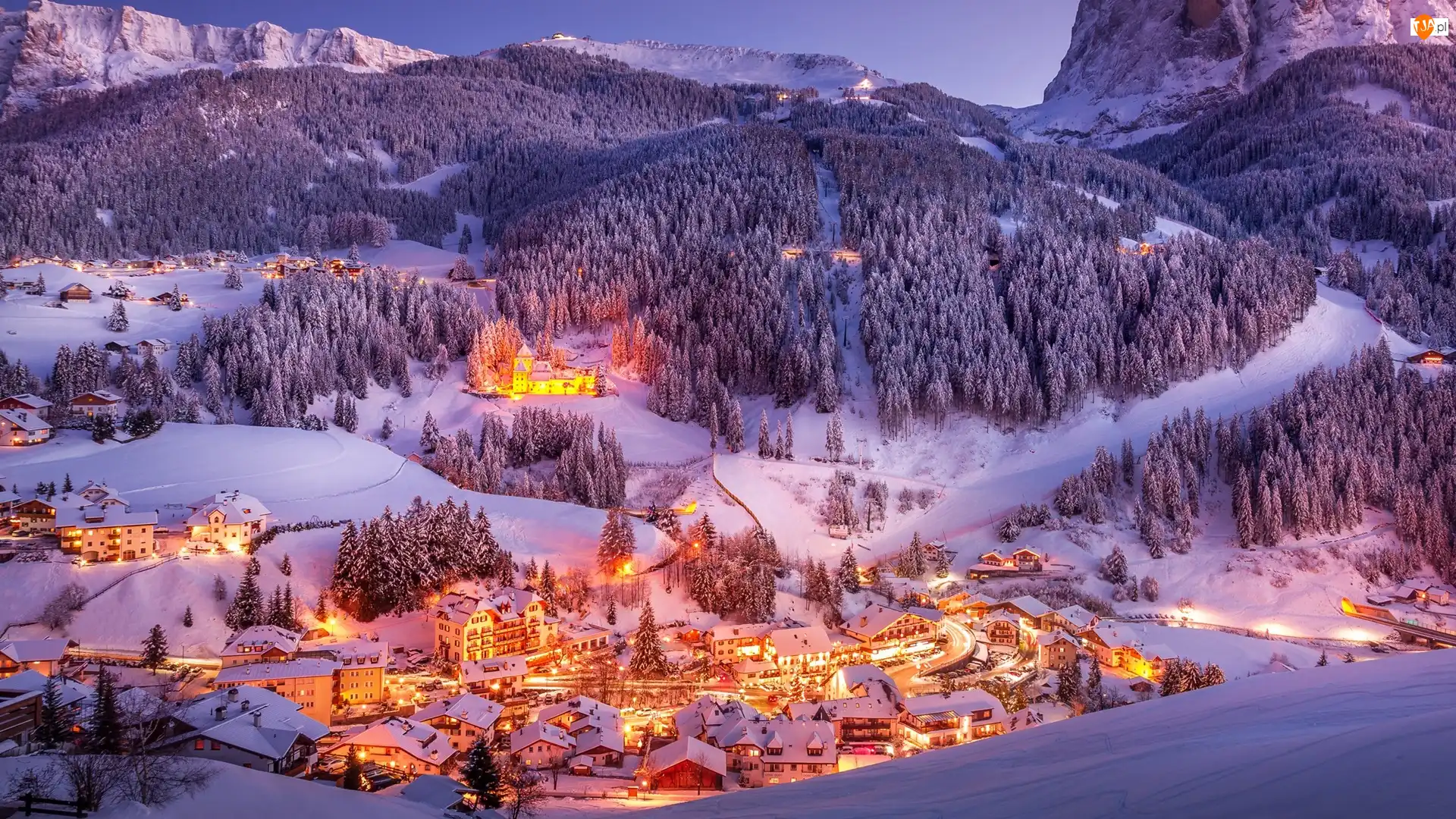 Domy, Dolomity, Miasteczko, Zima, Drzewa, Włochy, Santa Cristina Gherdeina, Dolina, Val Gardena, Góry, Lasy, Światła