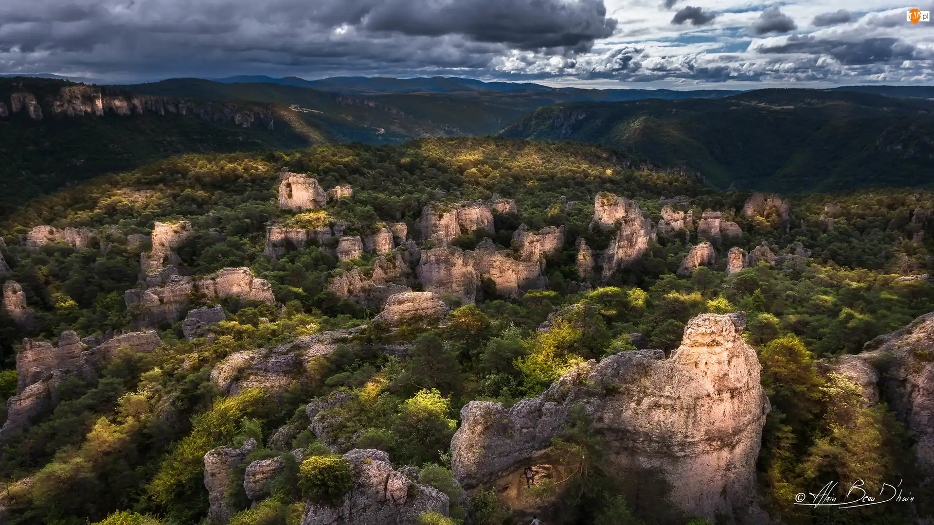 Skały, Drzewa, Francja, Góry, Causse Noir, Formacje skalne, Chmury
