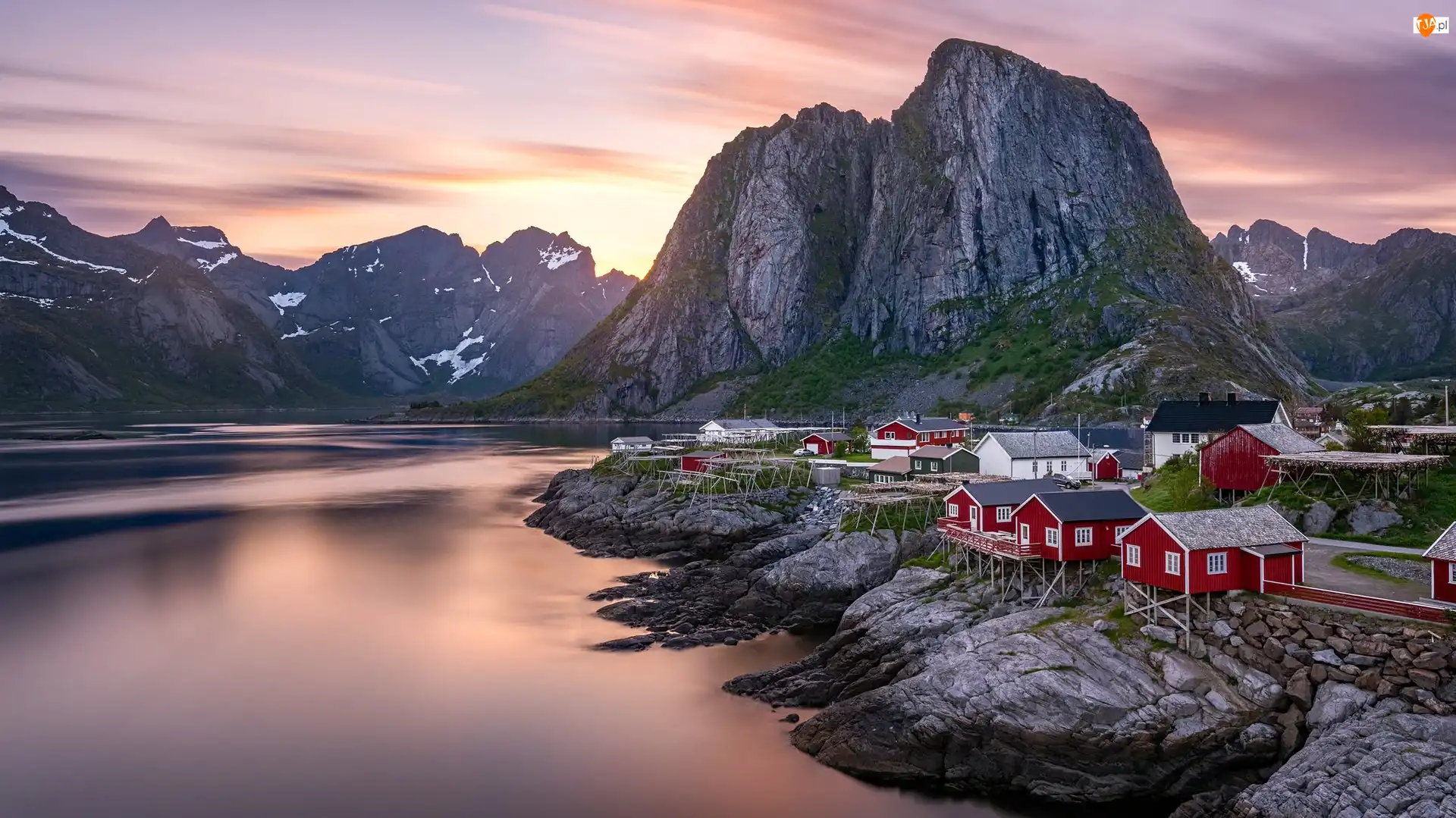 Skały, Góry, Domy, Roślinność, Morze Norweskie, Wioska Hamnoy, Norwegia, Lofoty