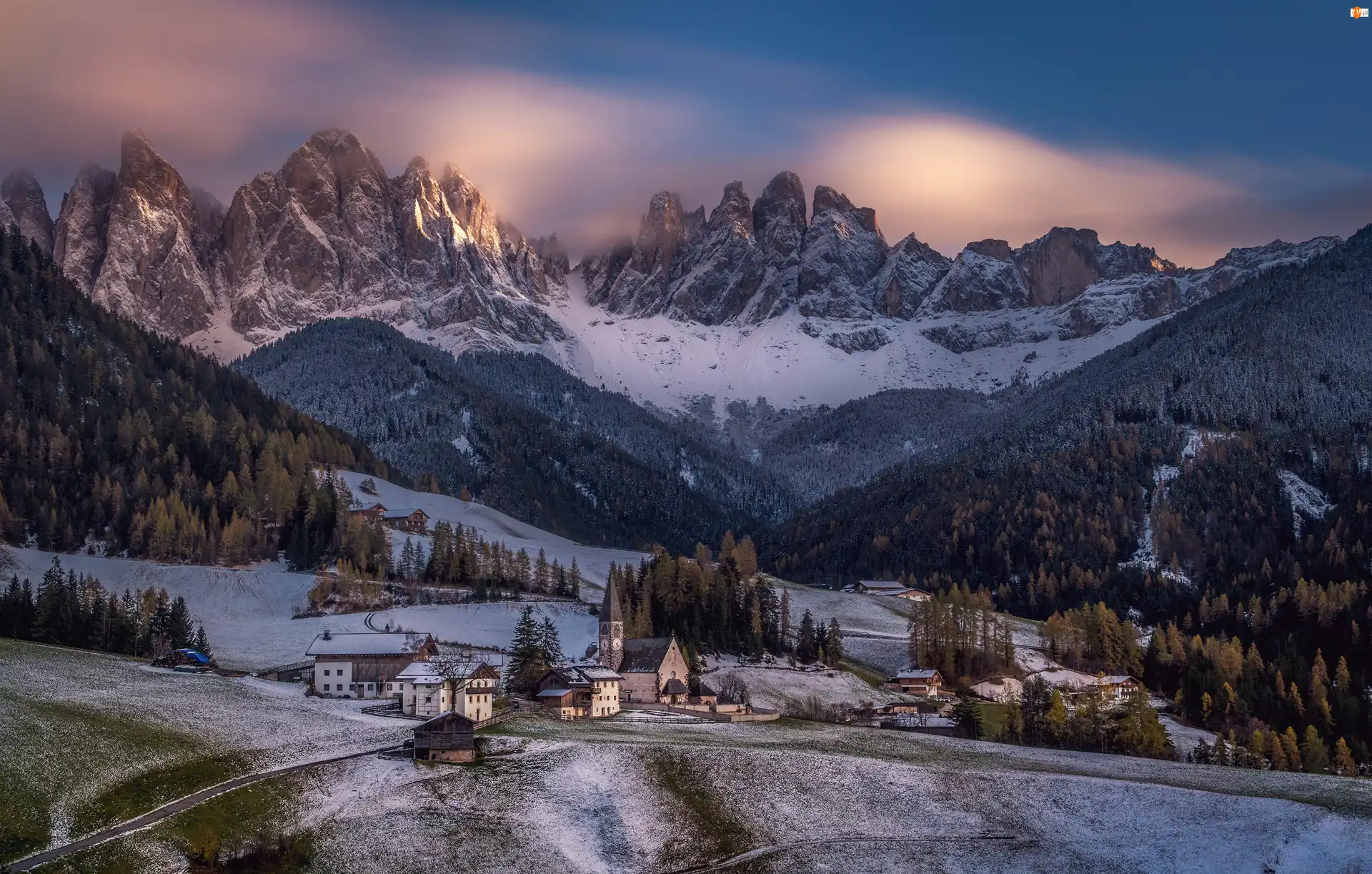 Zima, Dolomity, Las, Kościół, Domy, Santa Maddalena, Góry, Włochy, Alpy