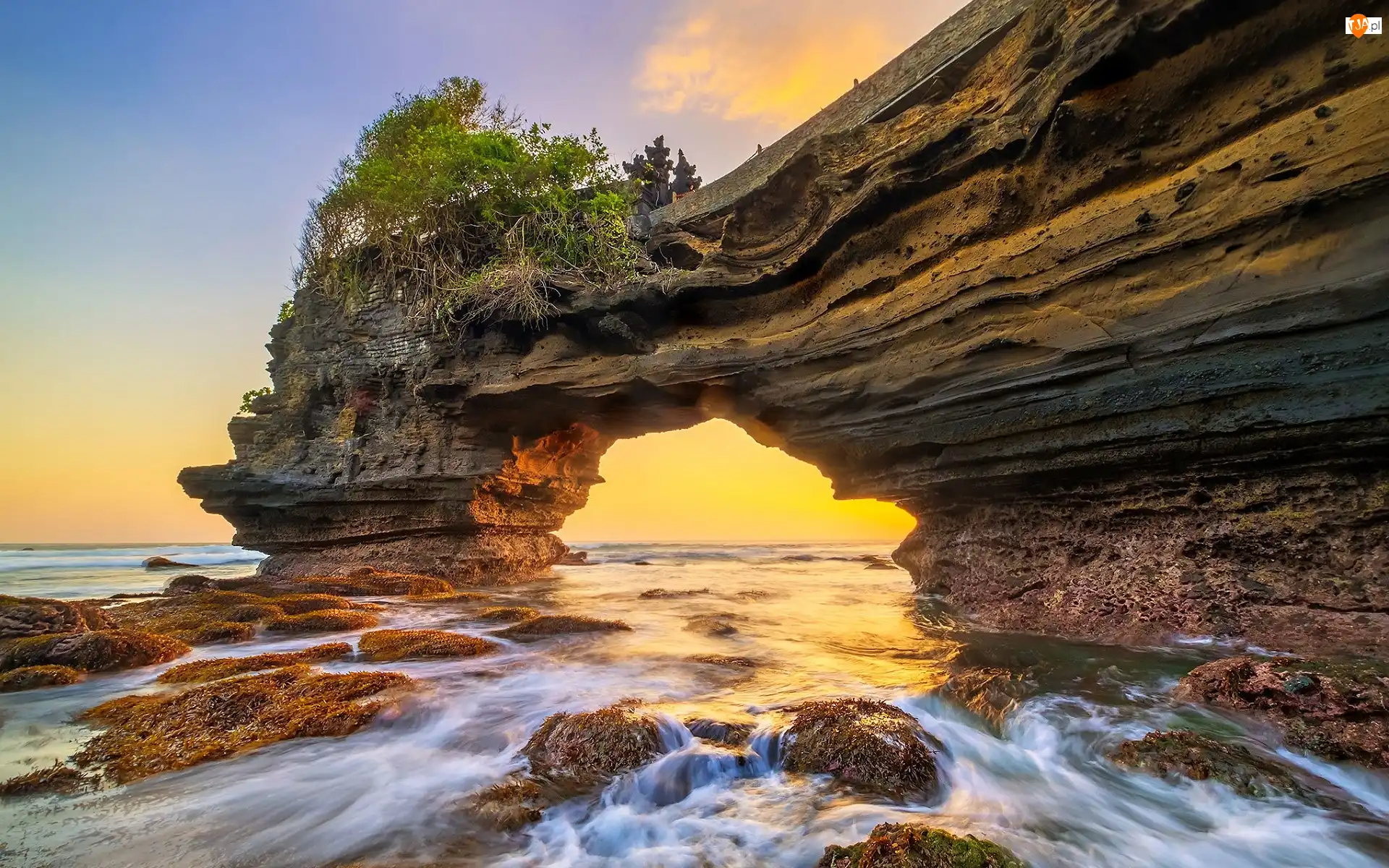 Zachód słońca, Wyspa Bali, Kamienie, Drzewa, Omszałe, Tanah Lot, Skała, Indonezja, Łuk