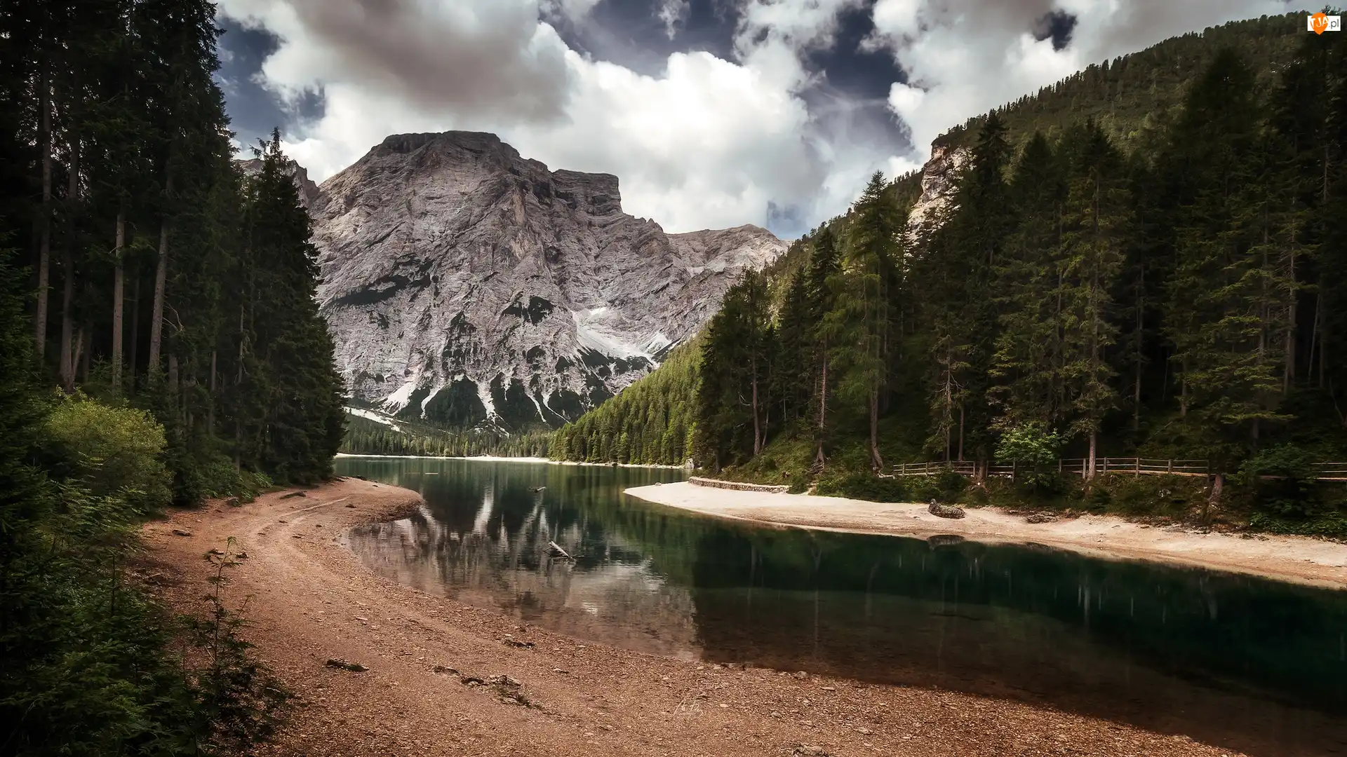 Jezioro Pragser Wildsee, Włochy, Dolina Val Pusteria, Las, Płudniowy Tyrol, Dolina Val di Braies, Drzewa, Góry Dolomity