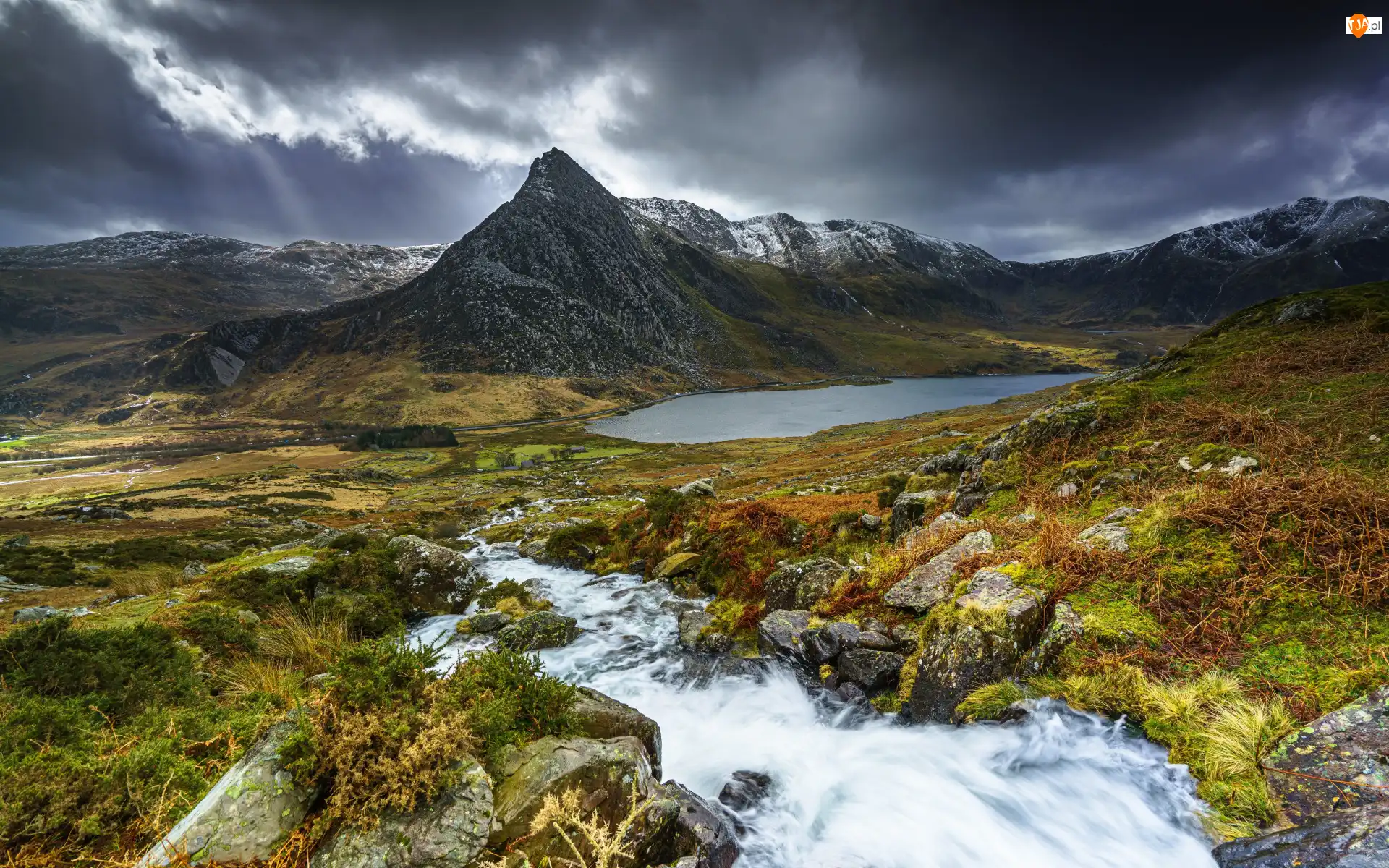 Chmury, Walia, Rośliny, Strumyk, Kamienie, Park Narodowy Snowdonia, Góry, Anglia, Jezioro Ogwen