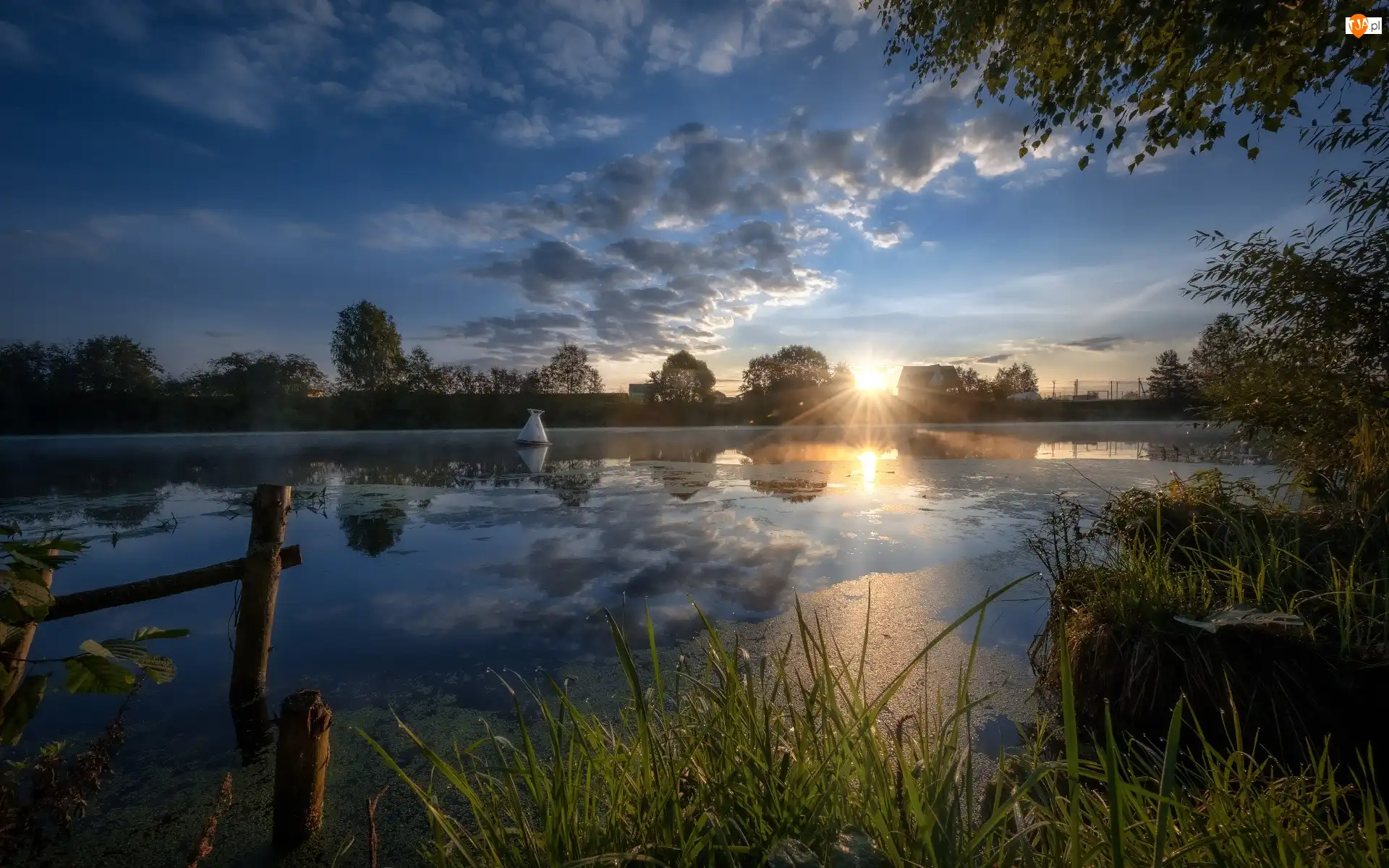 Rzeka Dubna, Wschód słońca, Trawa, Rosja, Drzewa, Chmury