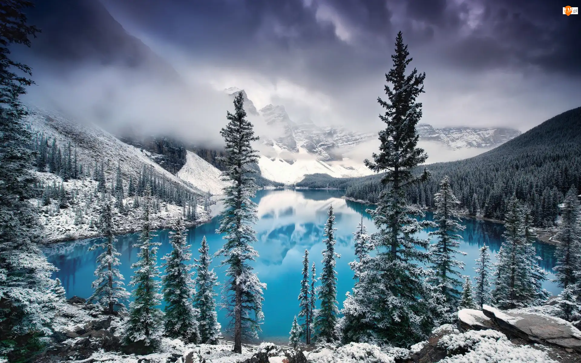 Moraine Lake, Śnieg, Jezioro, Kanada, Prowincja Alberta, Zima, Mgła, Świerki, Góry, Chmury, Drzewa, Park Narodowy Banff