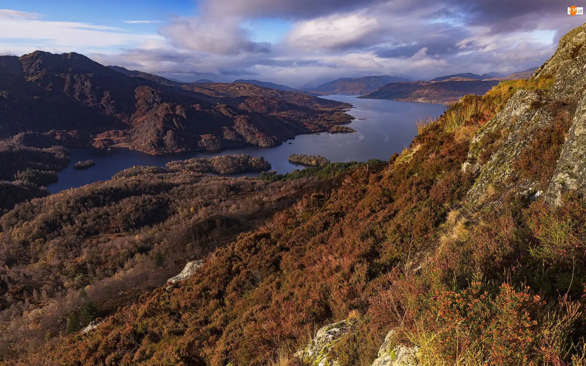 Jezioro, Loch Katrine, Szkocja, Góry, Park Narodowy Loch Lomond and the Trossachs, Jesień, Roślinność