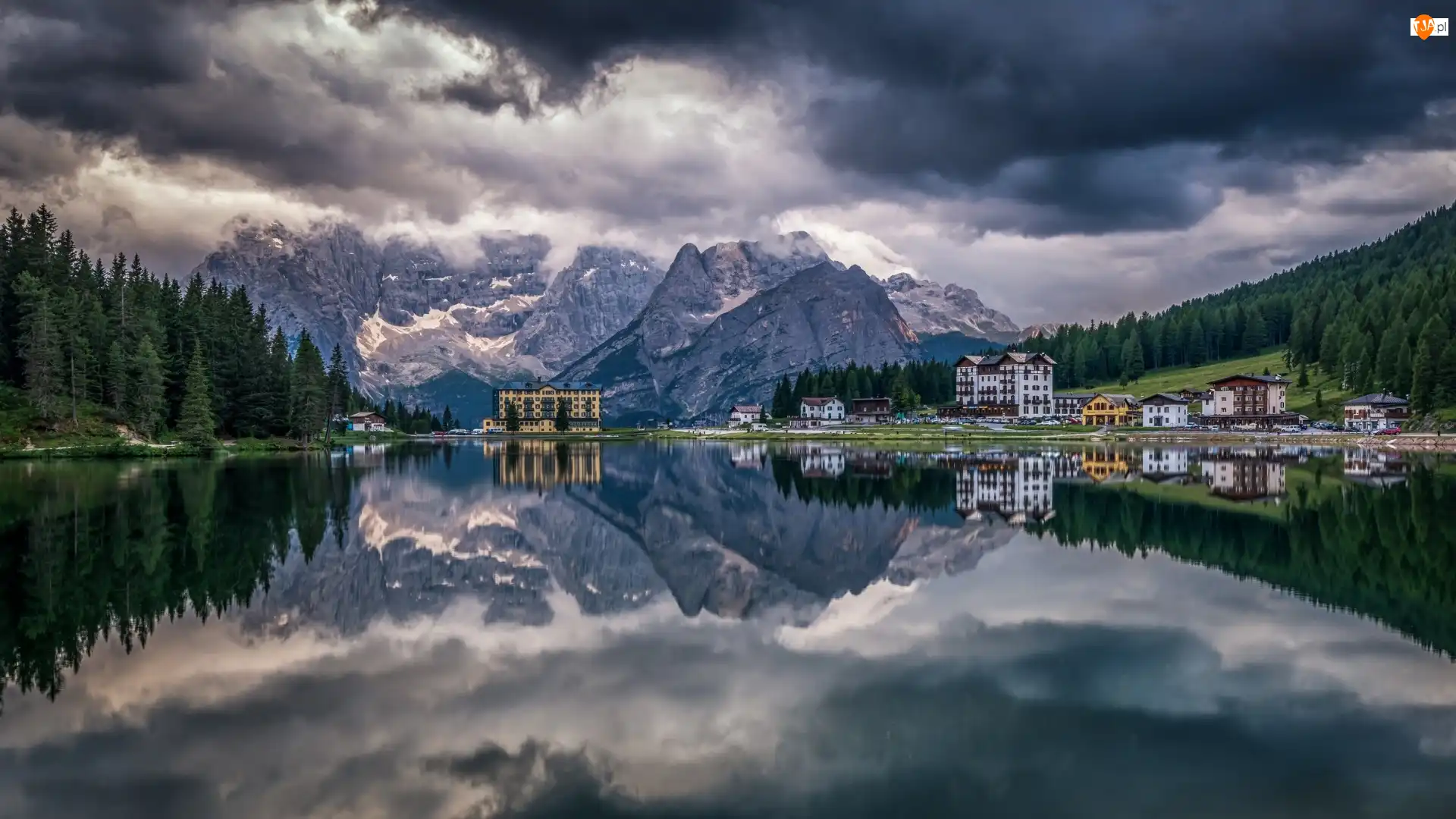 Góry Dolomity, Masyw Punta Sorapiss, Włochy, Miejscowość Cortina dAmpezzo, Region Cadore, Domy, Jezioro Misurina