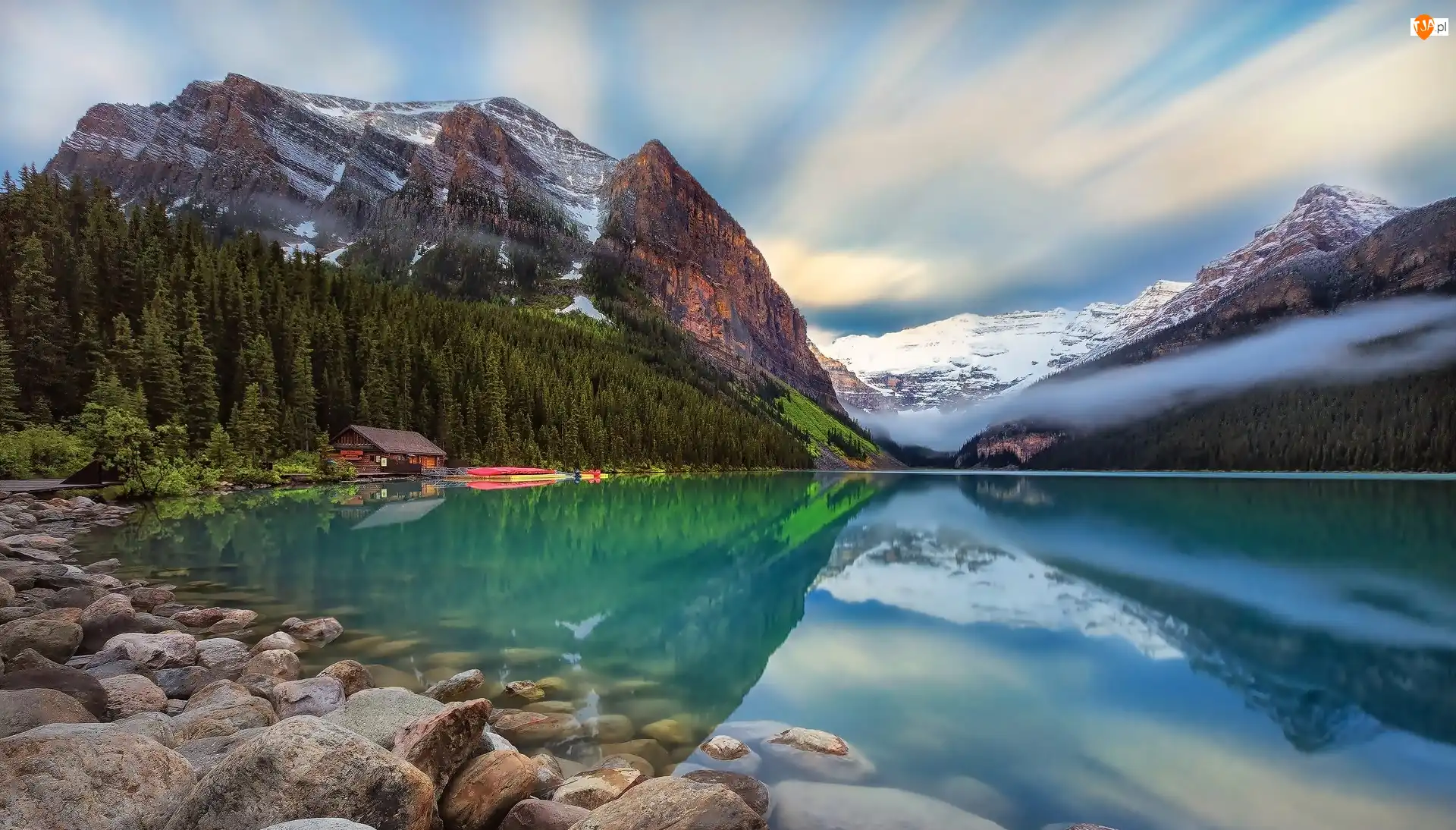 Mgła, Dom, Kamienie, Las, Prowincja Alberta, Kanada, Jezioro Lake Louise, Park Narodowy Banff, Góry, Chmury