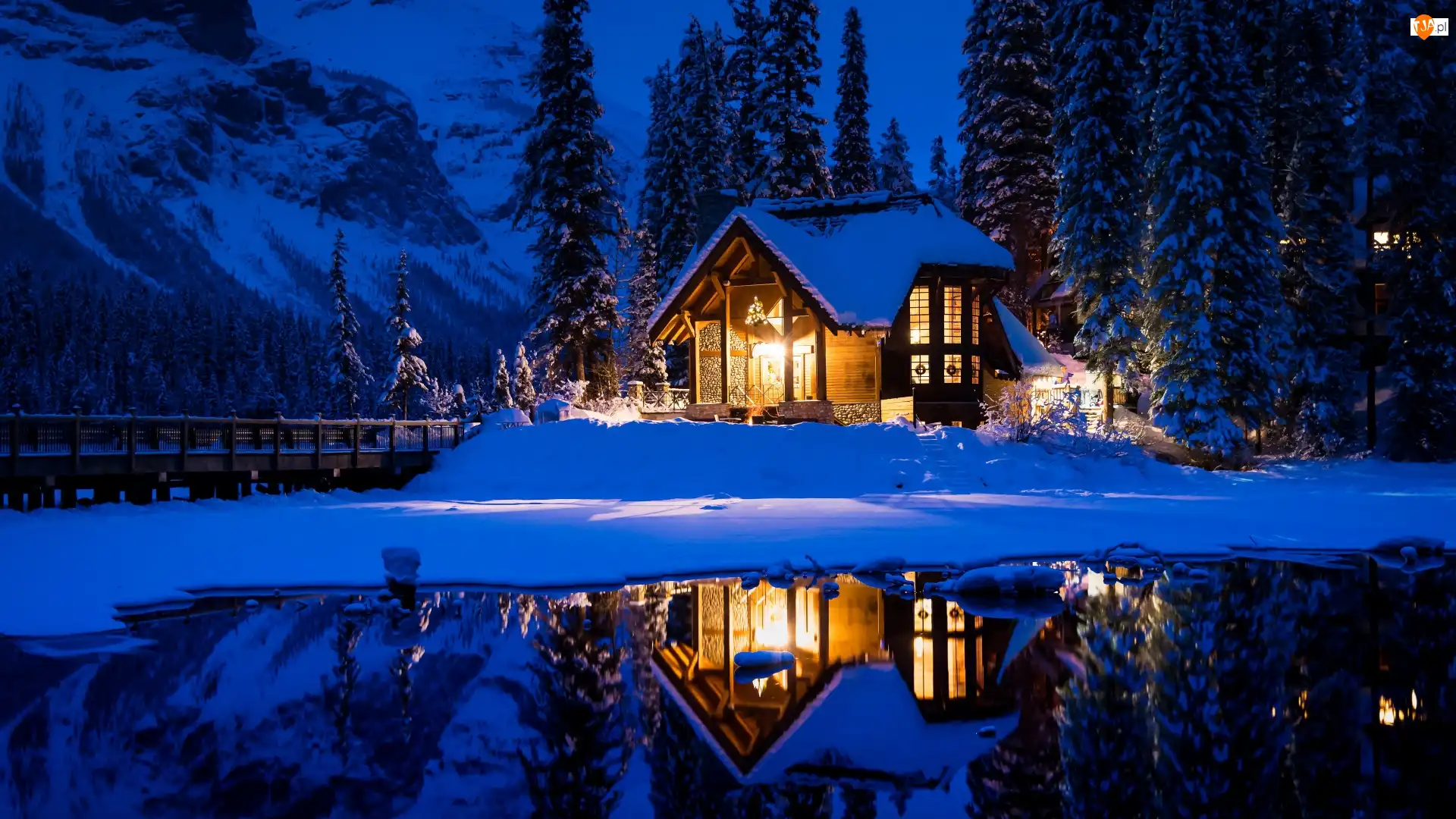 Las, Jezioro Emerald Lake, Góry, Kanada, Drzewa, Park Narodowy Yoho, Śnieg, Most, Zima, Dom, Oświetlony, Prowincja Kolumbia Brytyjska