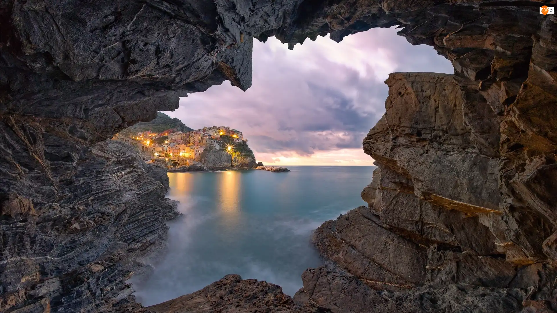 Skały, Domy, Światła, Kolorowe, Gmina Riomaggiore, Włochy, Cinque Terre, Manarola, Morze Liguryjskie, Chmury