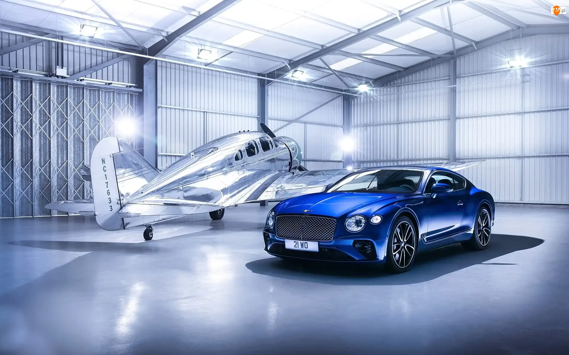 Hangar, Bentley Continental GT Coupé, 2018, Samolot