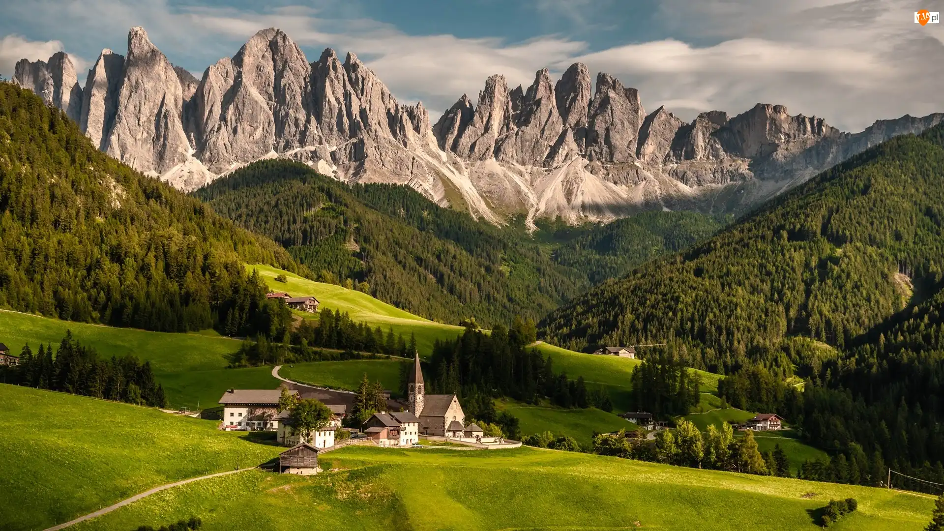 Santa Maddalena, Val di Funes, Domy, Drzewa, Dolomity, Chmury, Dolina, Góry, Lasy, Wieś, Włochy