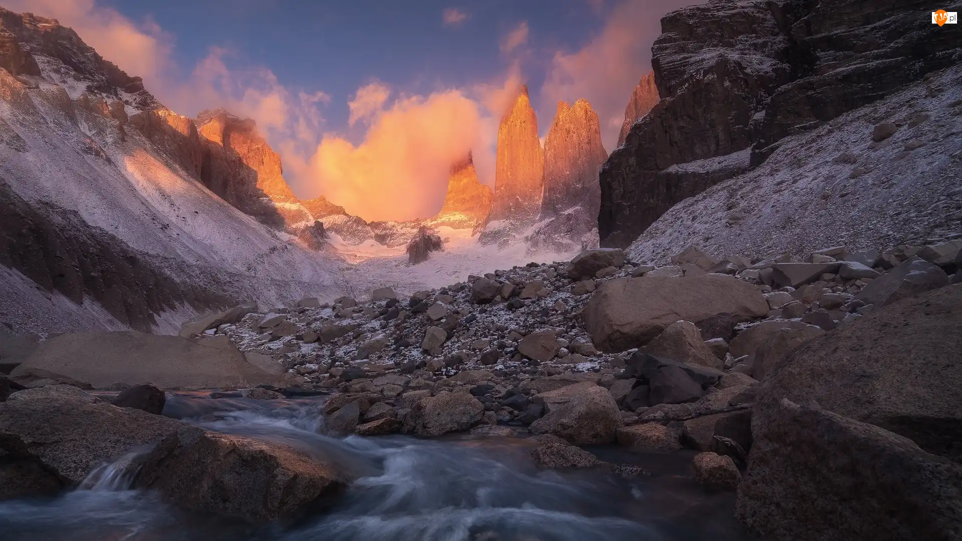 Góry, Torres del Paine, Rzeka, Park Narodowy Torres del Paine, Patagonia, Skały, Szczyty, Argentyna, Zachód słońca, Base las Torres, Kamienie