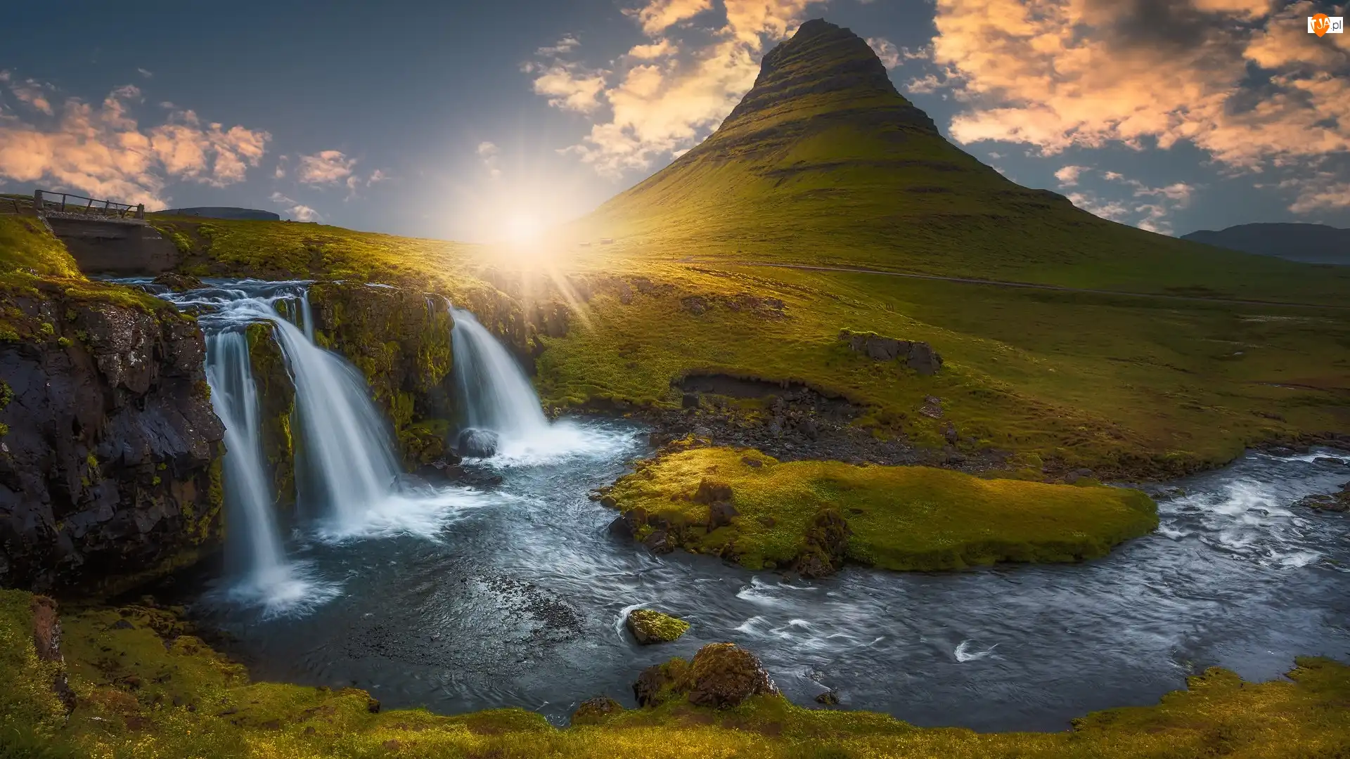 Półwysep Snaefellsnes, Góra Kirkjufell, Chmury, Islandia, Promienie słońca, Rzeka, Wodospad Kirkjufellsfoss