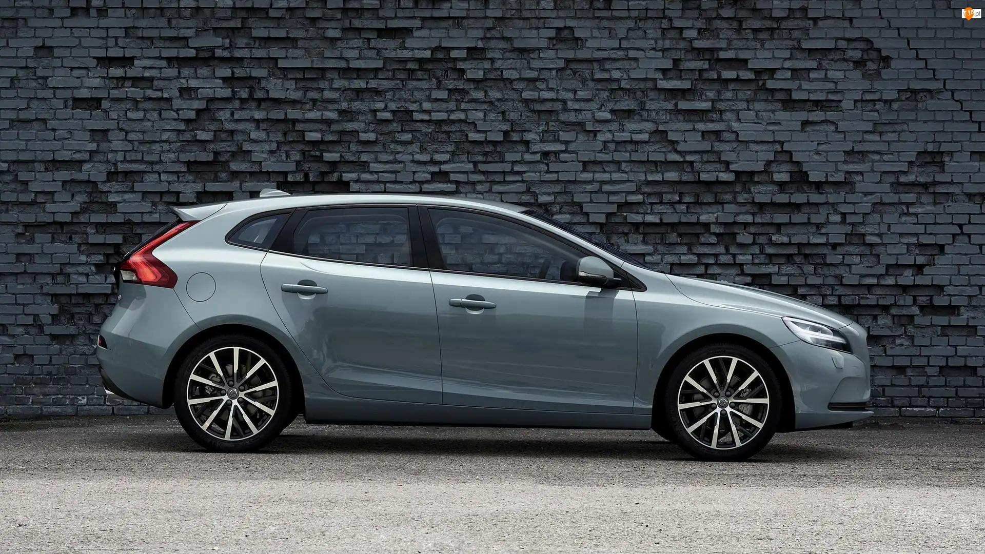 Cegły, Volvo V40, 2017, Mur